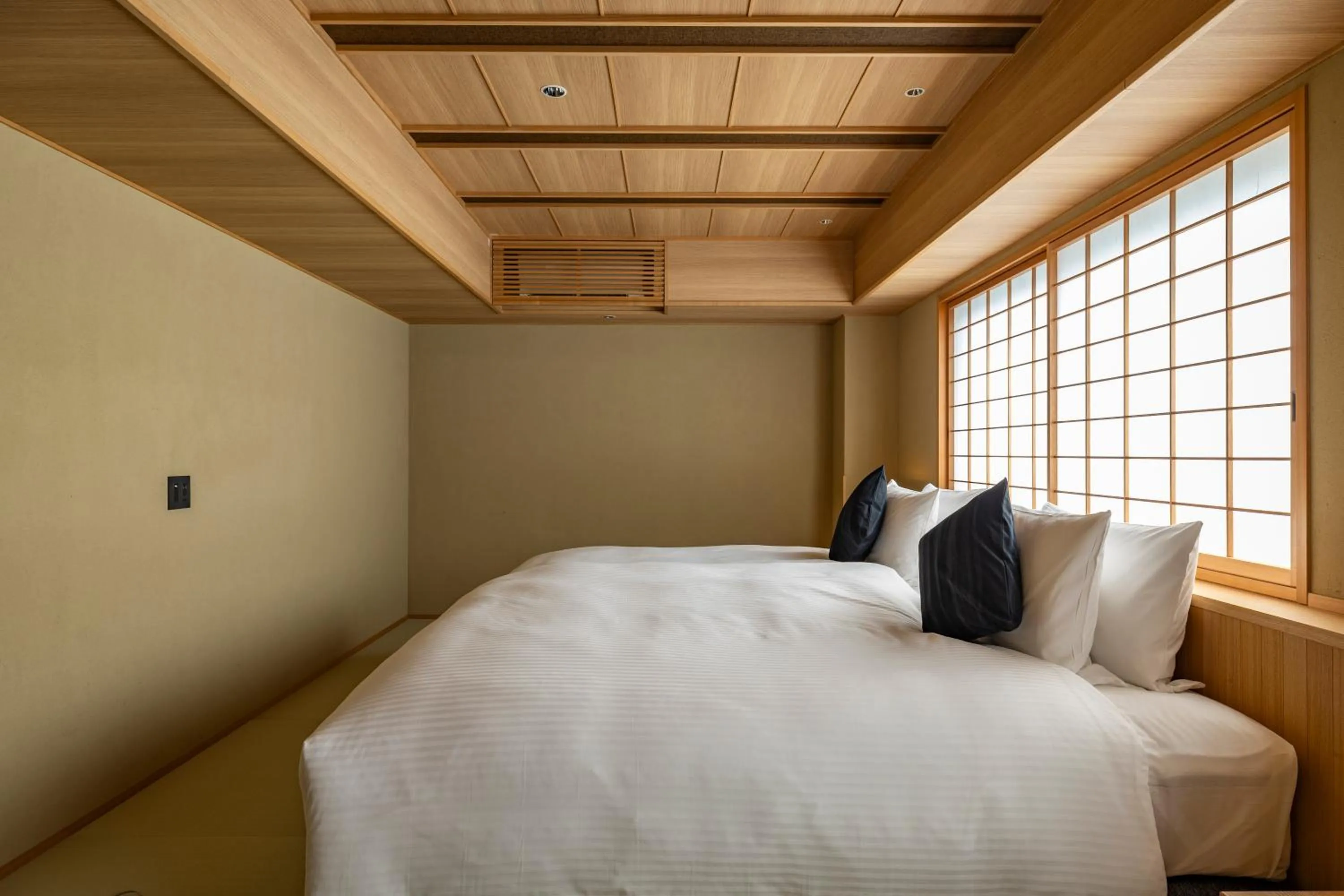 Photo of the whole room, Bed in yugen kyoto shijo