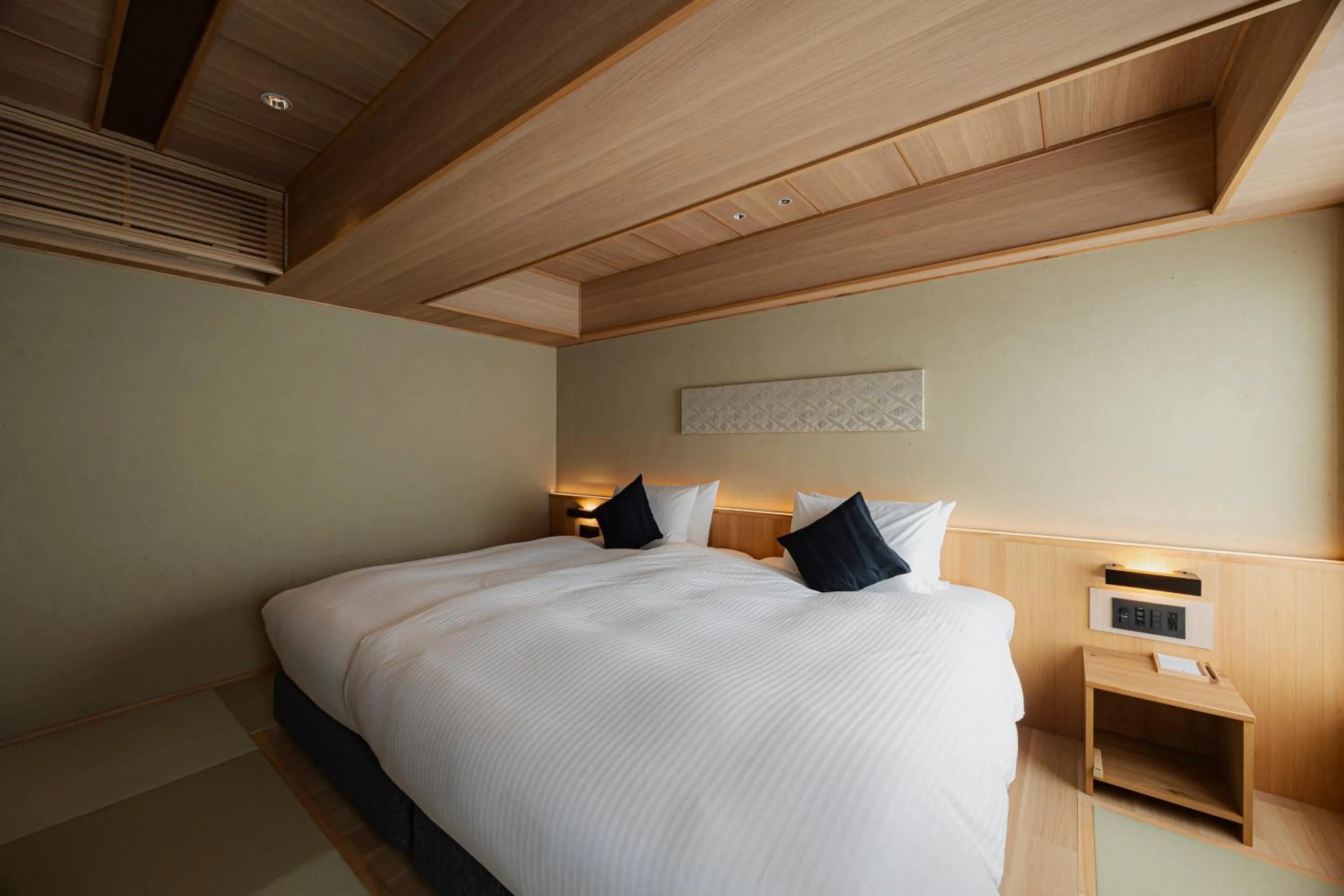 Photo of the whole room, Bed in yugen kyoto shijo