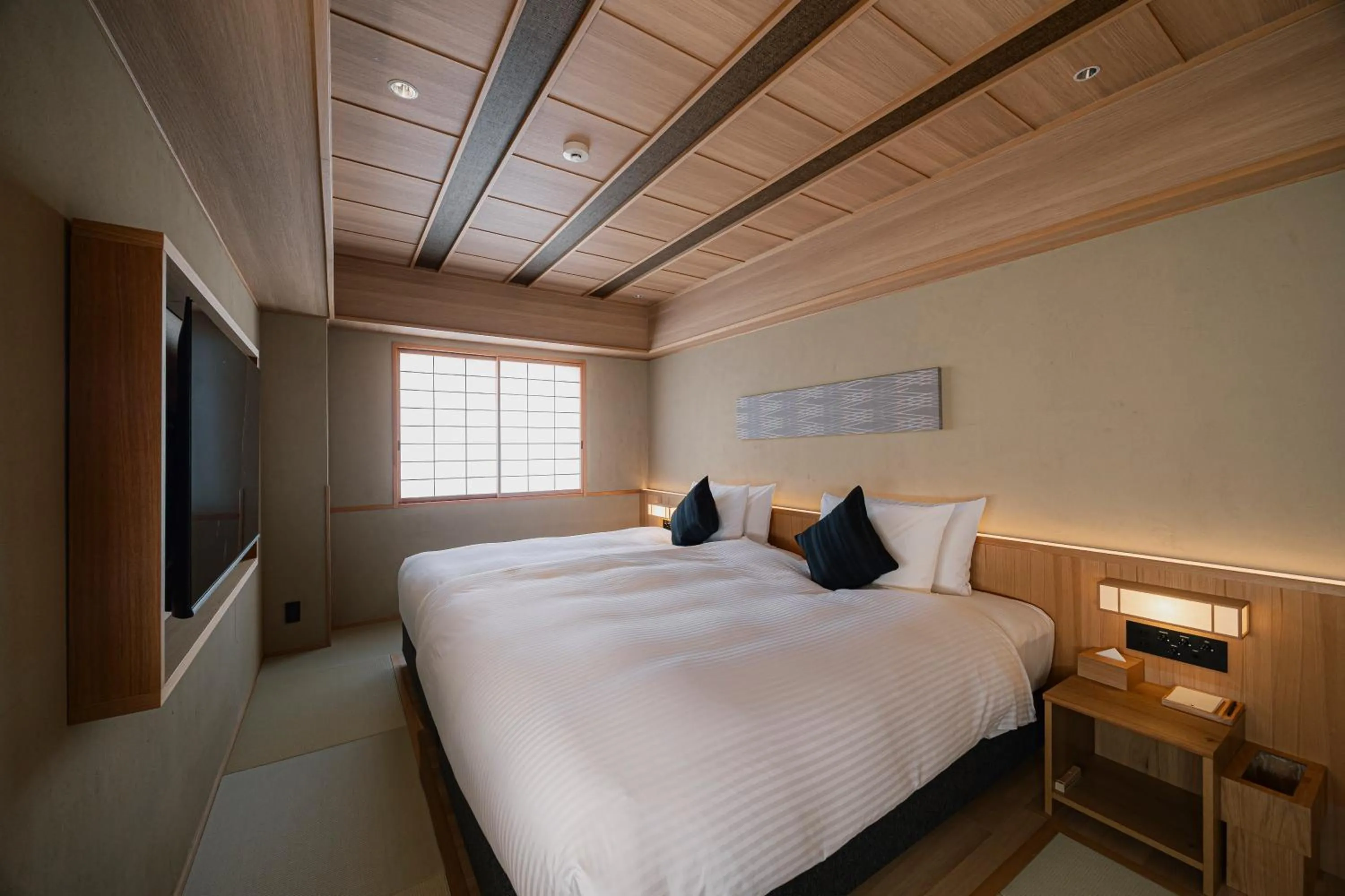 Photo of the whole room, Bed in yugen kyoto shijo