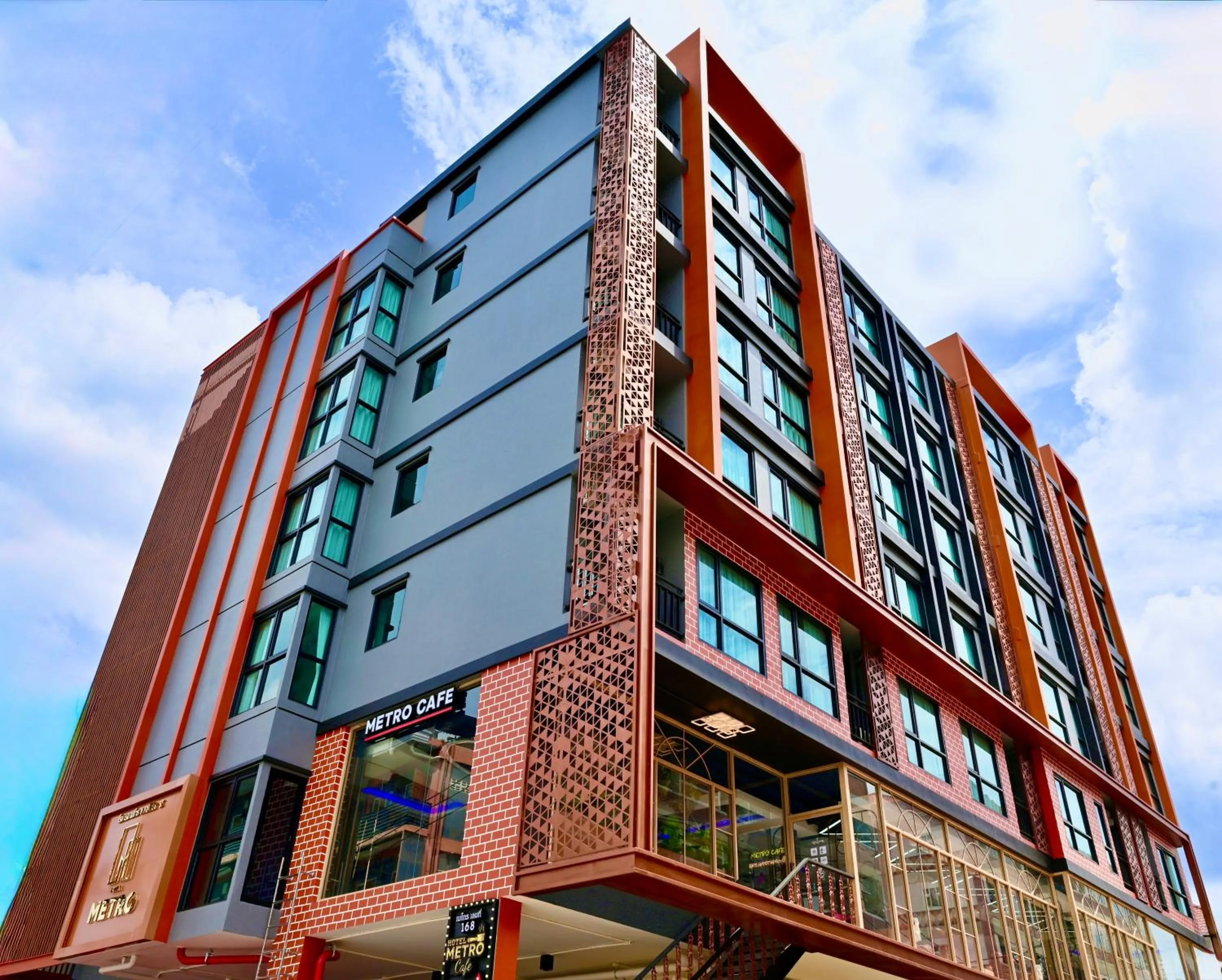 Property building in Metro Hotel Phahonyothin 35