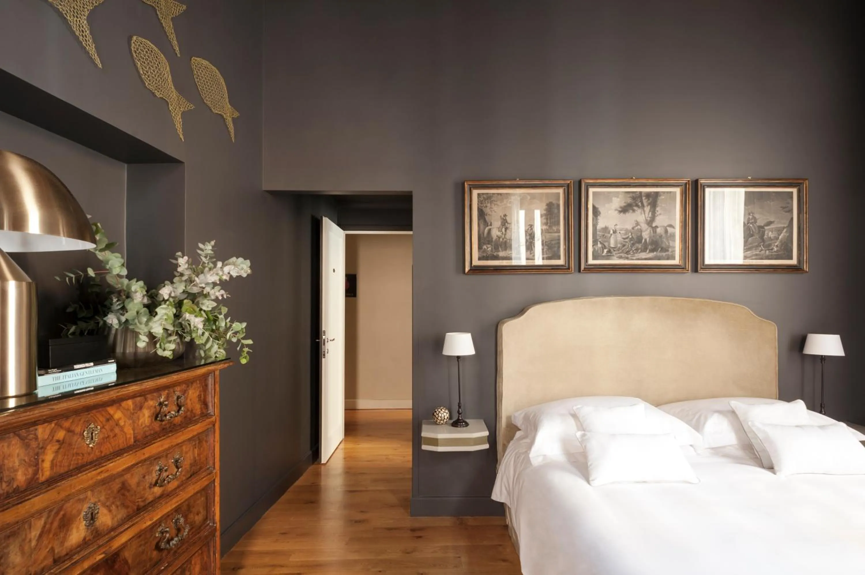 Photo of the whole room, Bed in Crossing Condotti