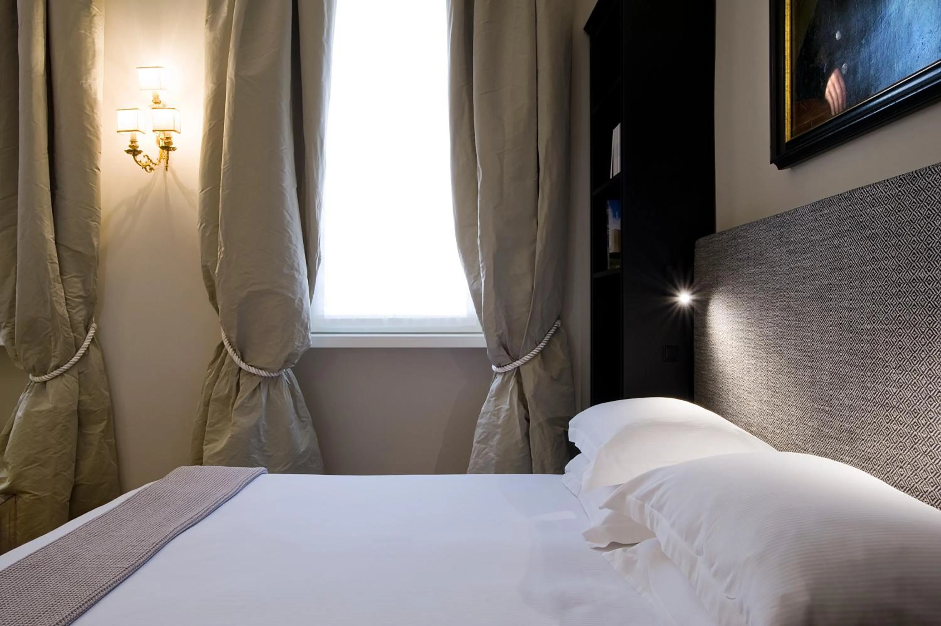 Photo of the whole room, Bed in Crossing Condotti