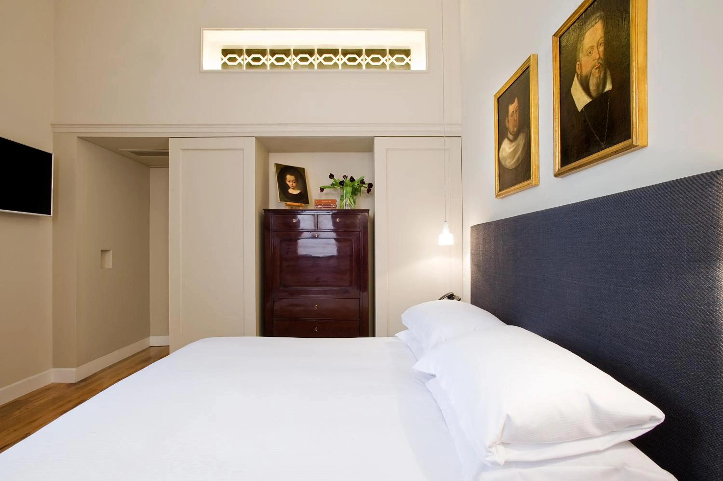 Photo of the whole room, Bed in Crossing Condotti