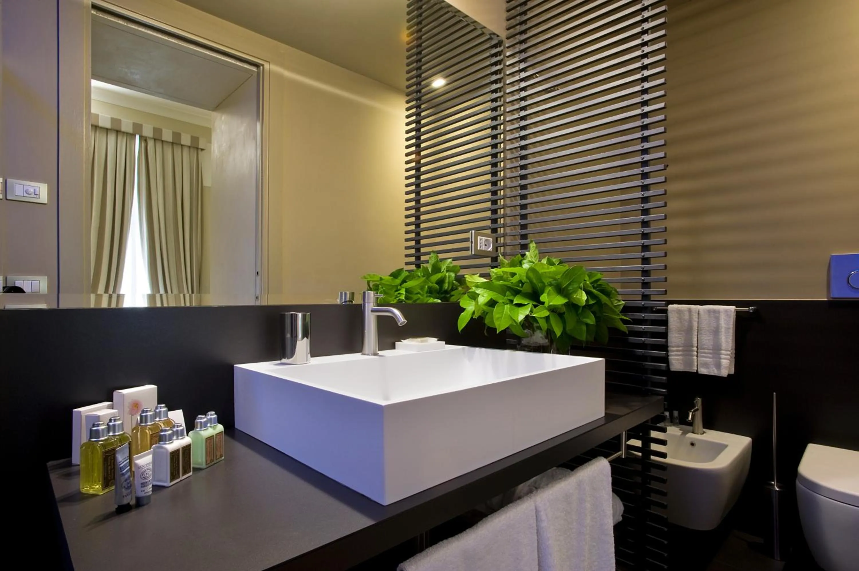 Bathroom in Crossing Condotti