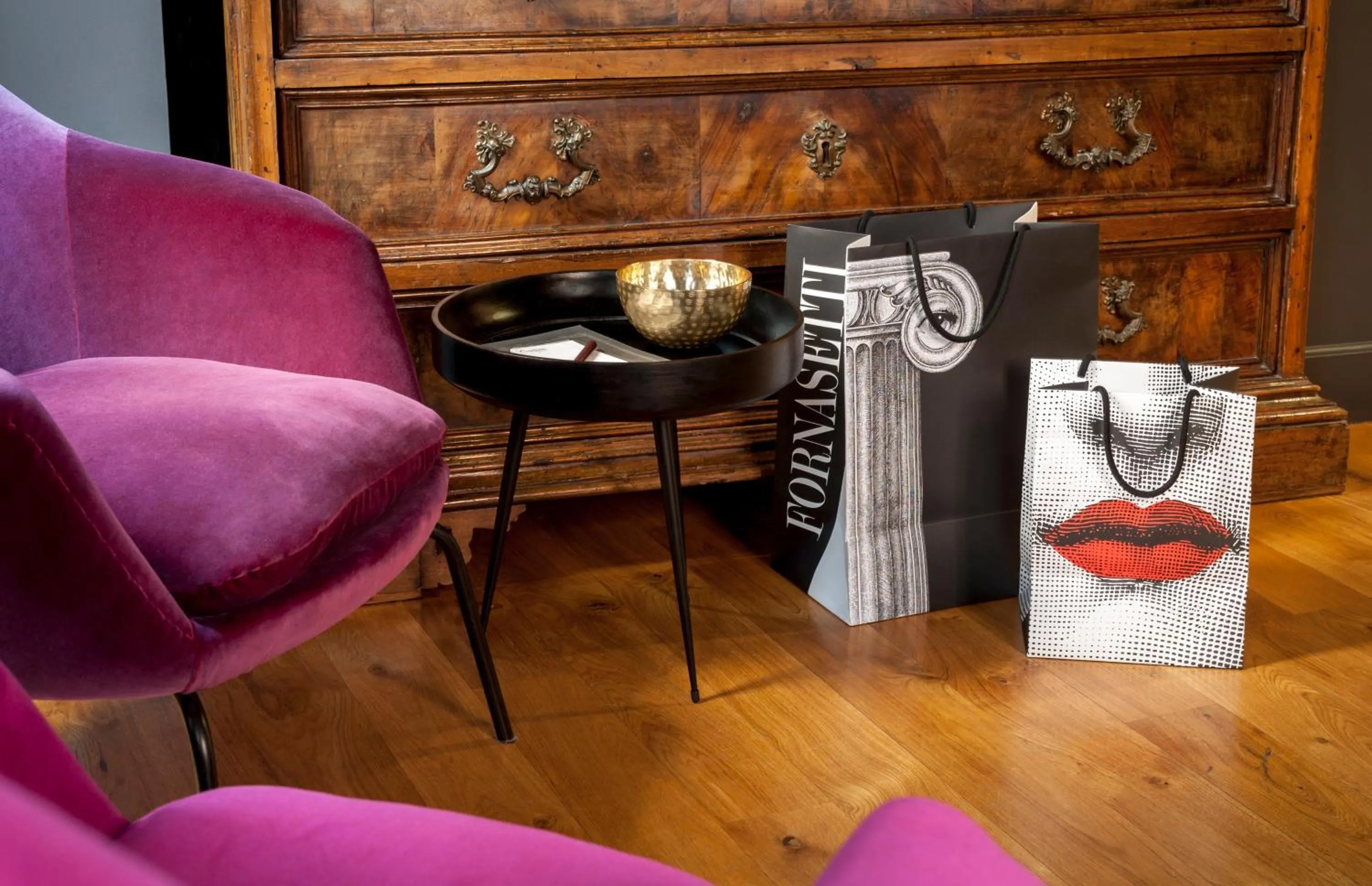 Decorative detail in Crossing Condotti