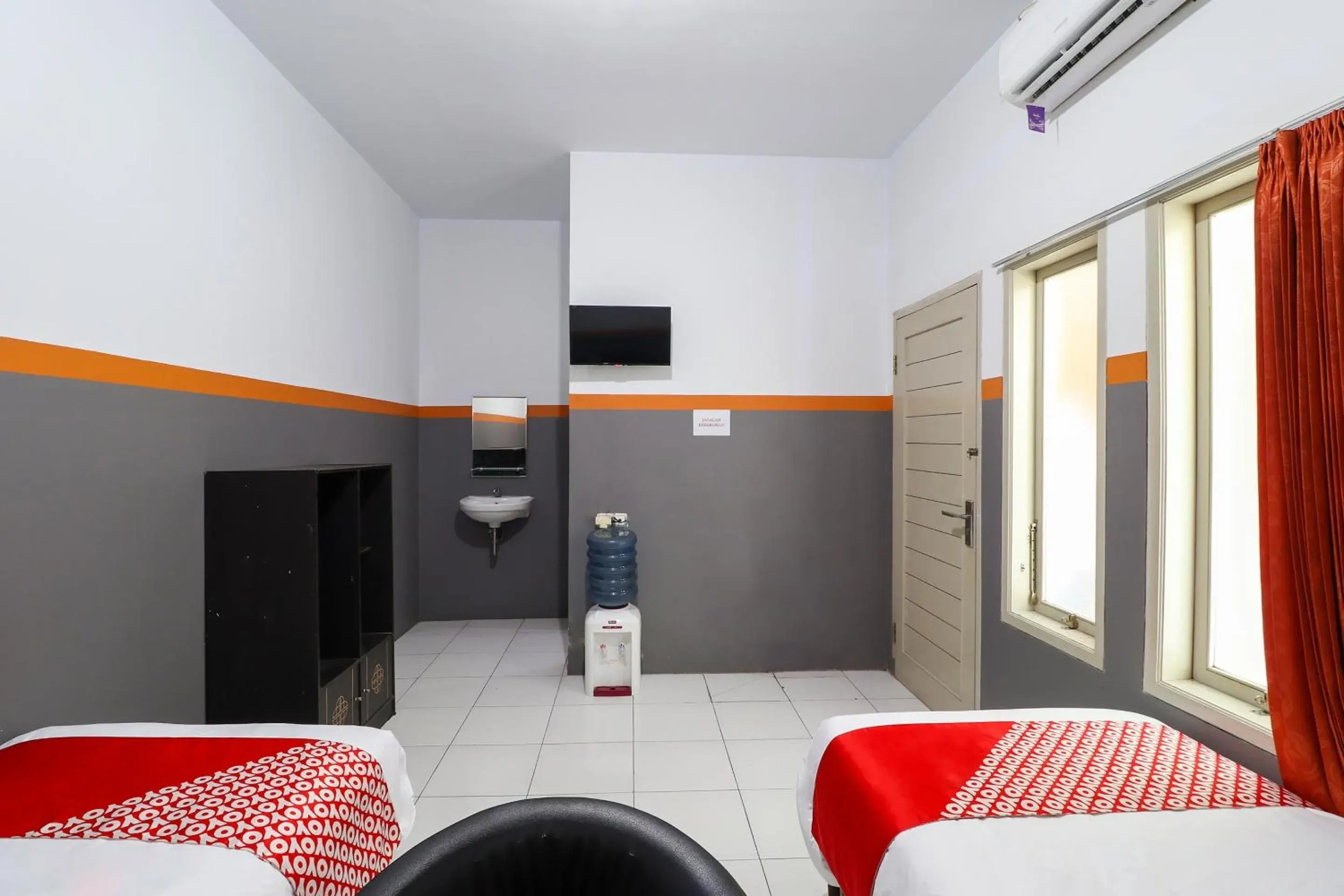 Standard Twin Room in Hotel O Garut near Alun-Alun Tarogong formerly Wisma Etiga Standard Twin Room in Hotel O Garut near Alun-Alun Tarogong formerly Wisma Etiga