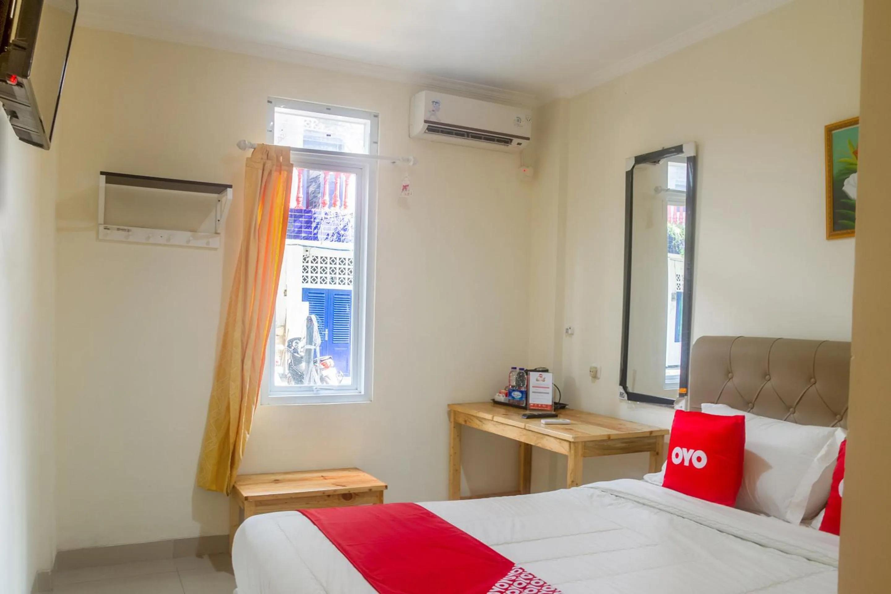 Photo of the whole room, Bed in Hotel O Jakarta near One Belpark Mall formerly Wisma Minongga