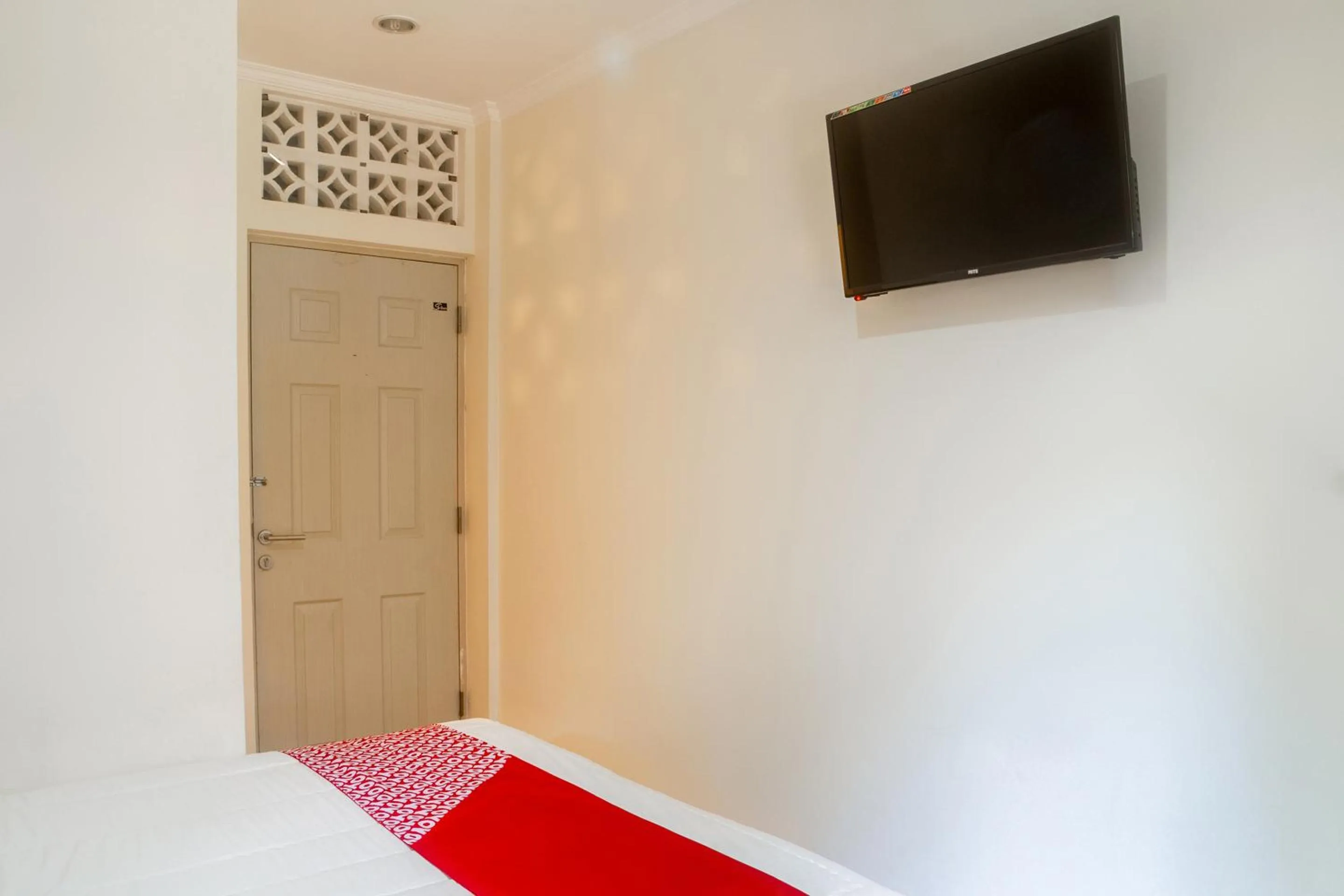 Photo of the whole room, Bed in Hotel O Jakarta near One Belpark Mall formerly Wisma Minongga