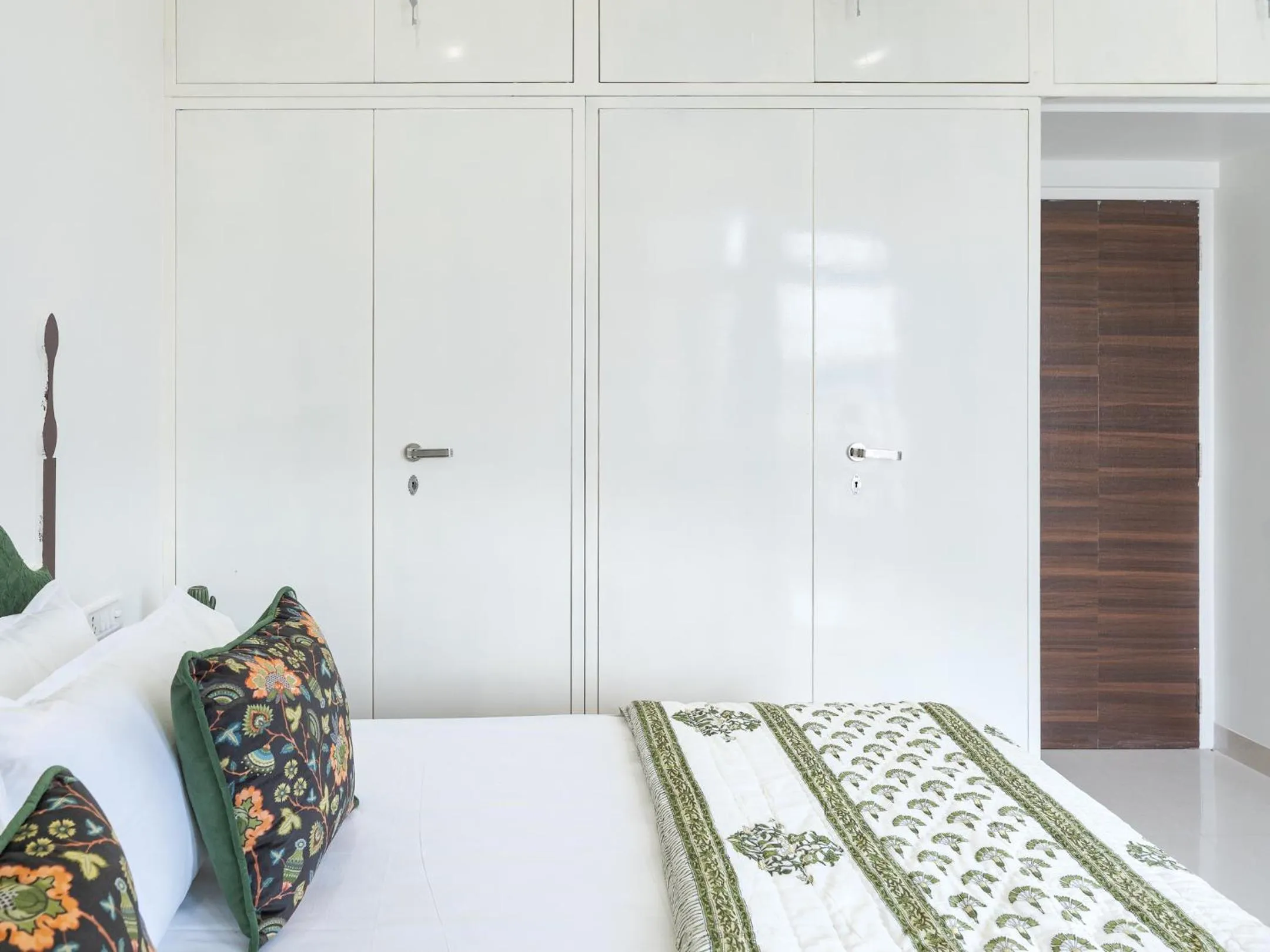 wardrobe, Bed in Thamosa Stays