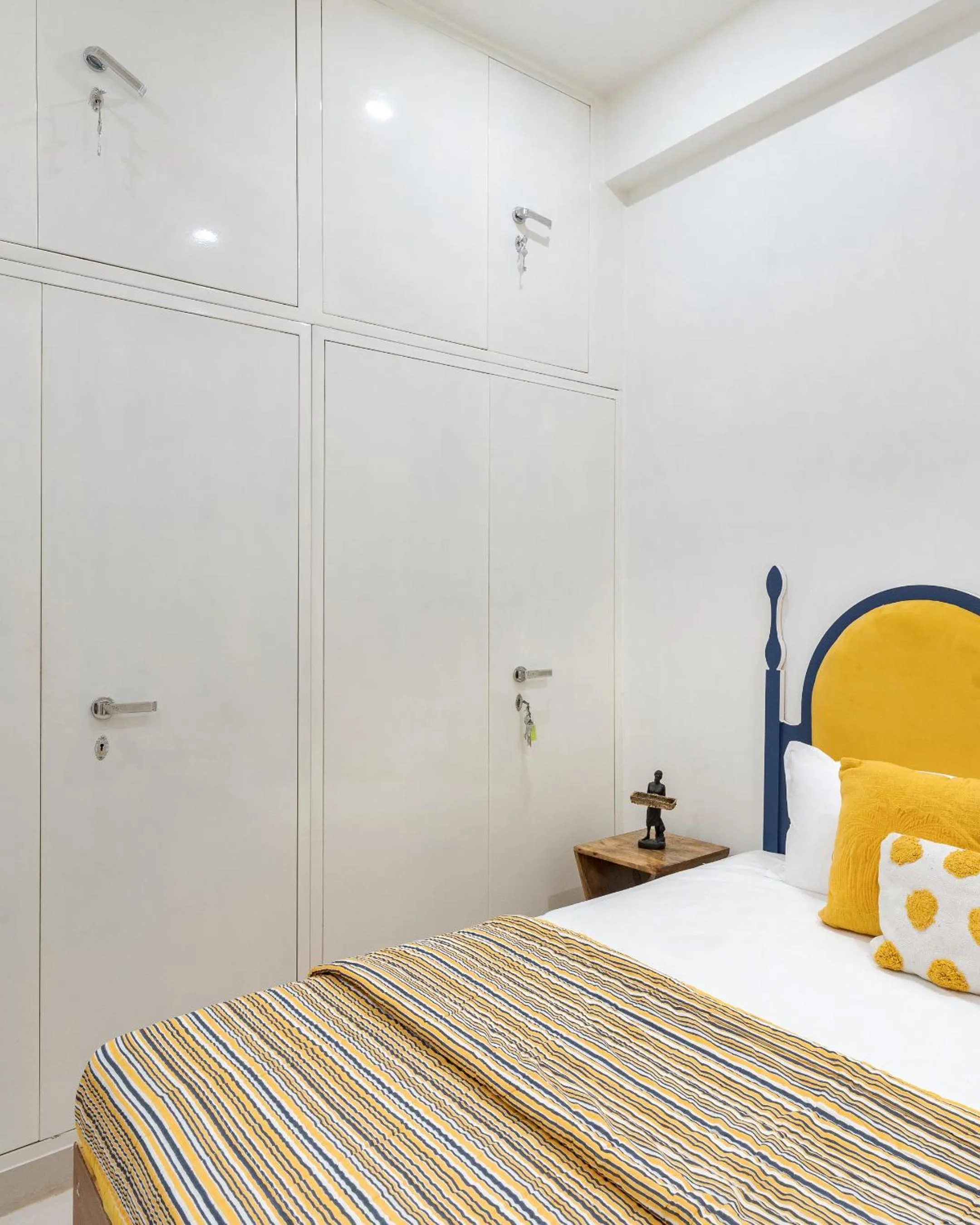 wardrobe, Bed in Thamosa Stays