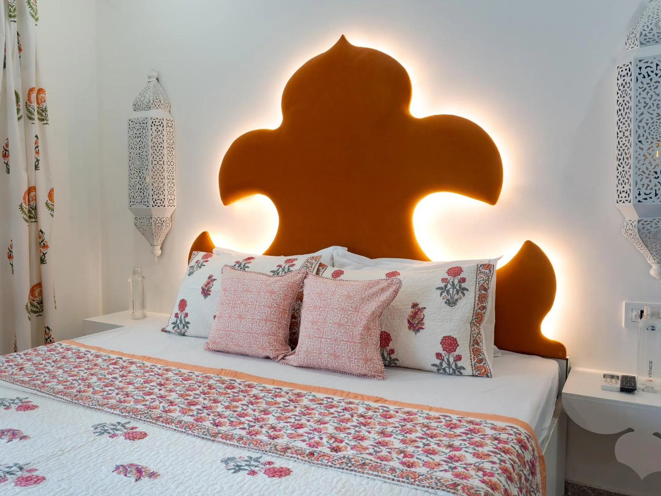 Bed in Thamosa Stays