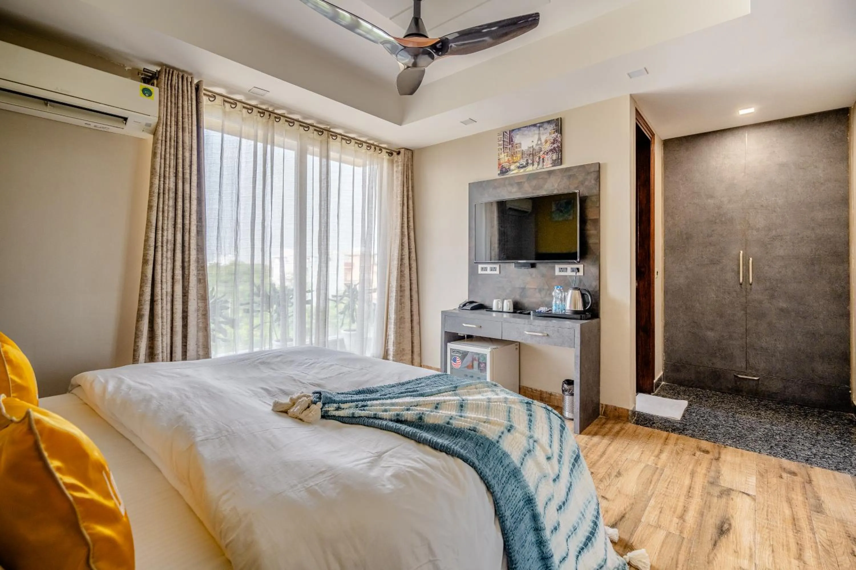 Bed in Lime Tree Hotel - Near Medanta Hospital