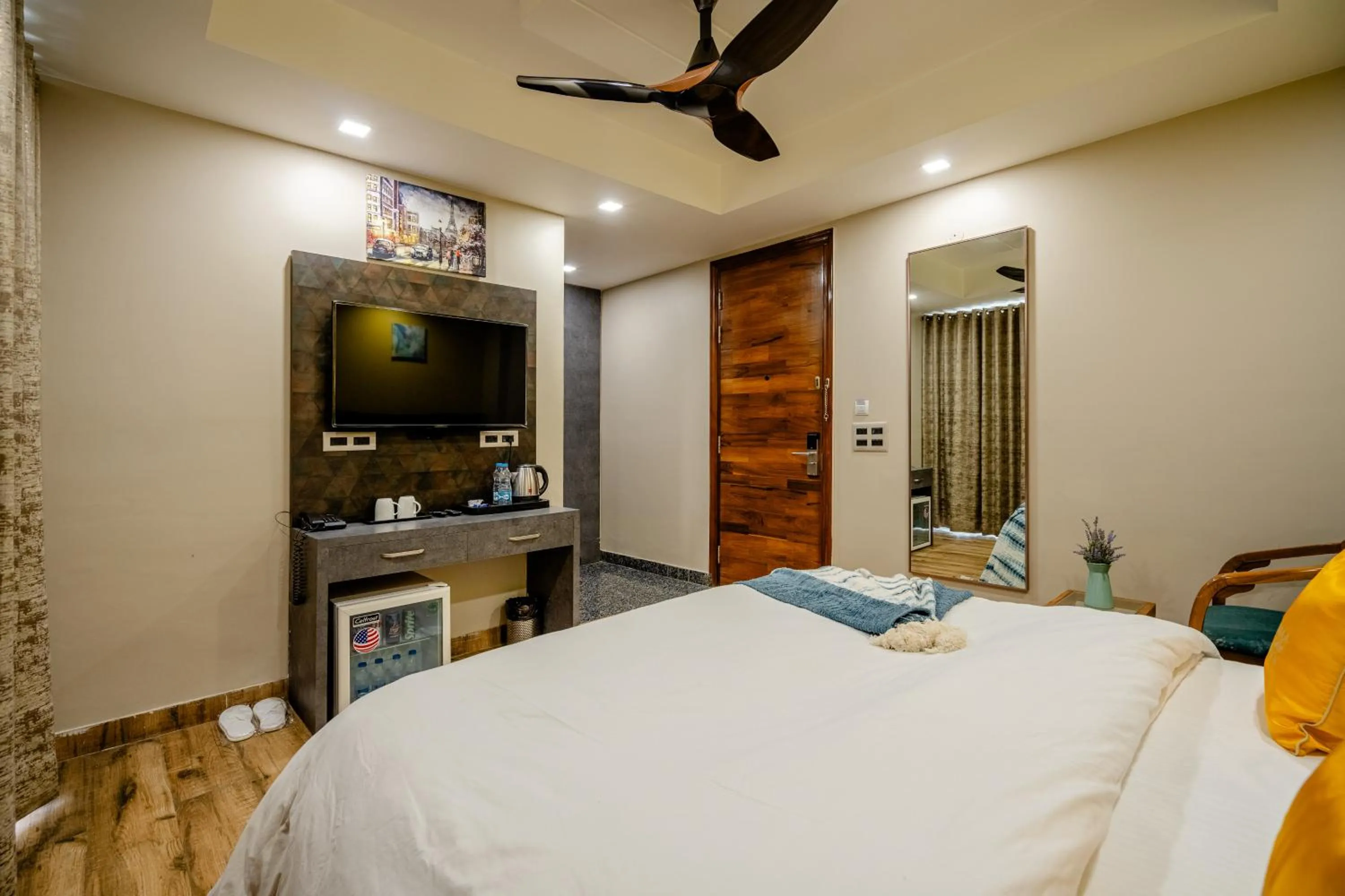 Bed in Lime Tree Hotel - Near Medanta Hospital