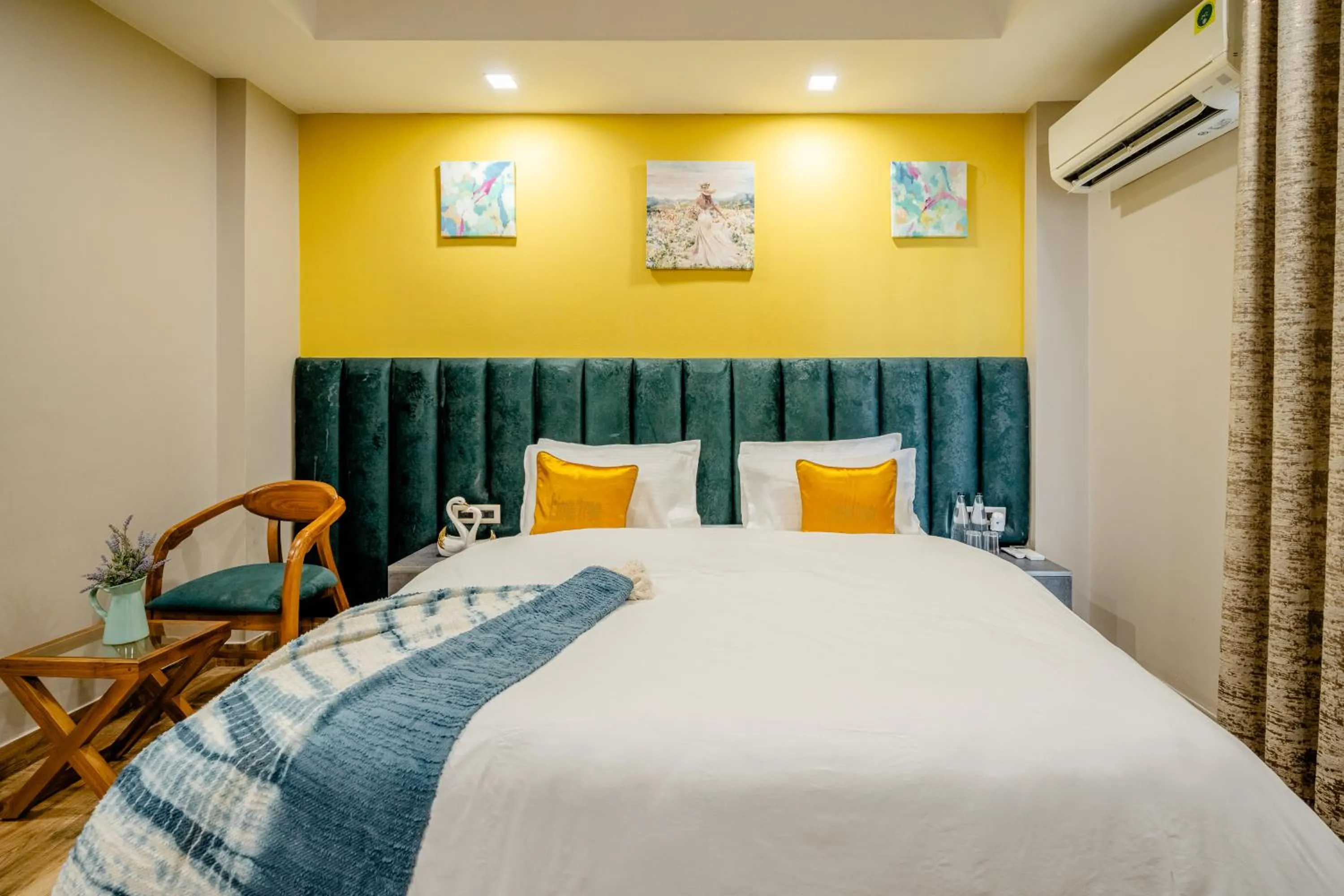 Bedroom, Bed in Lime Tree Hotel - Near Medanta Hospital