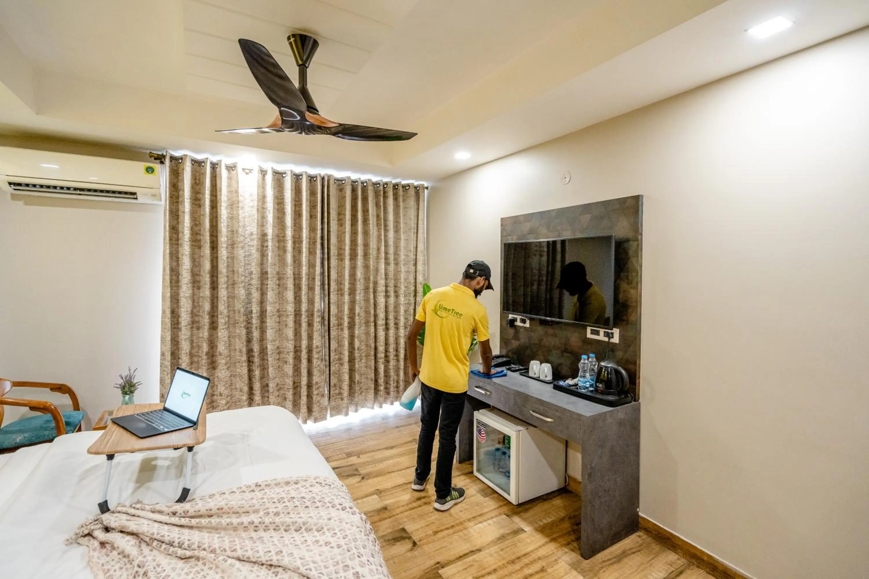 Bed in Lime Tree Hotel - Near Medanta Hospital