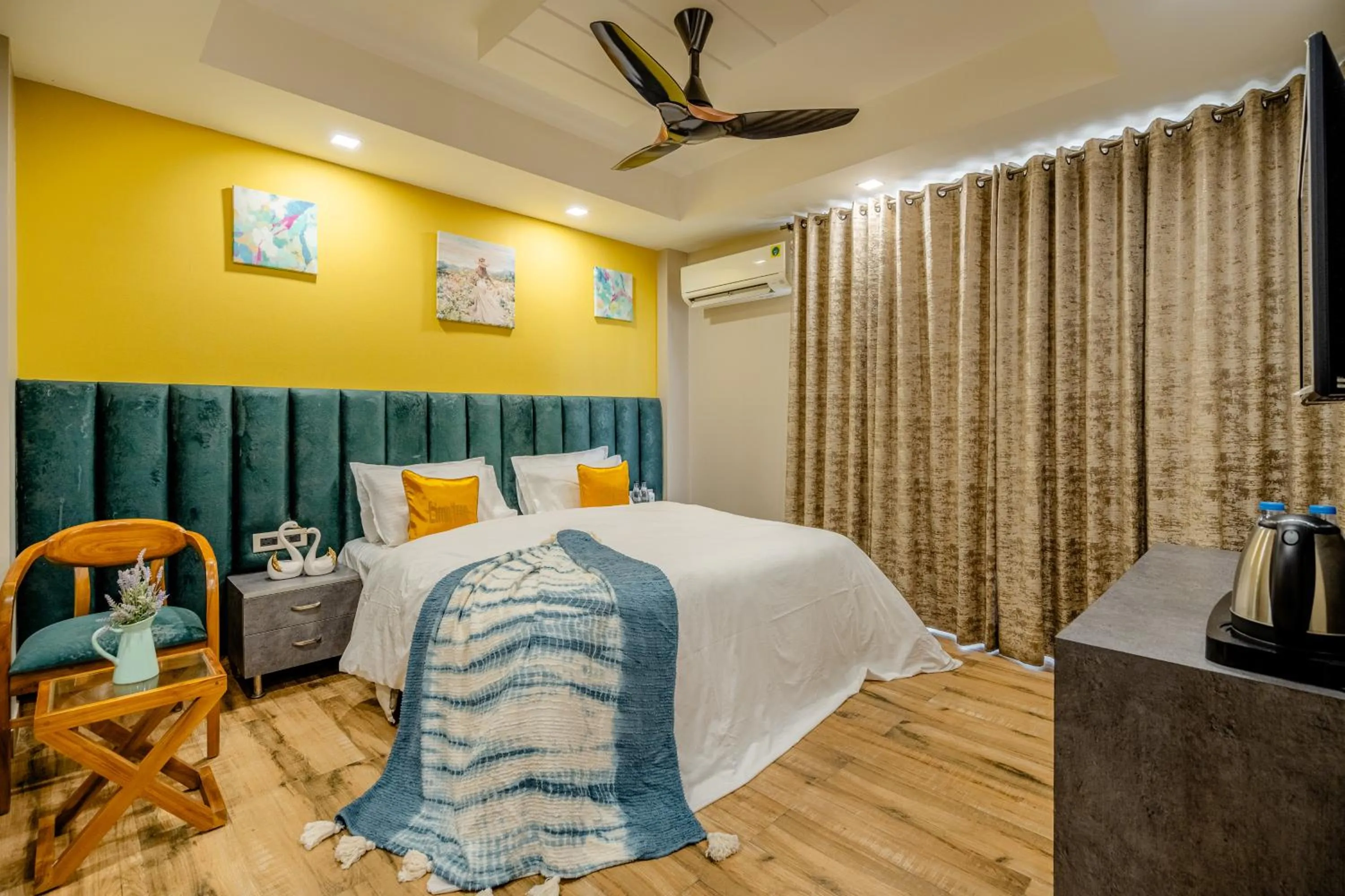 Bed in Lime Tree Hotel - Near Medanta Hospital