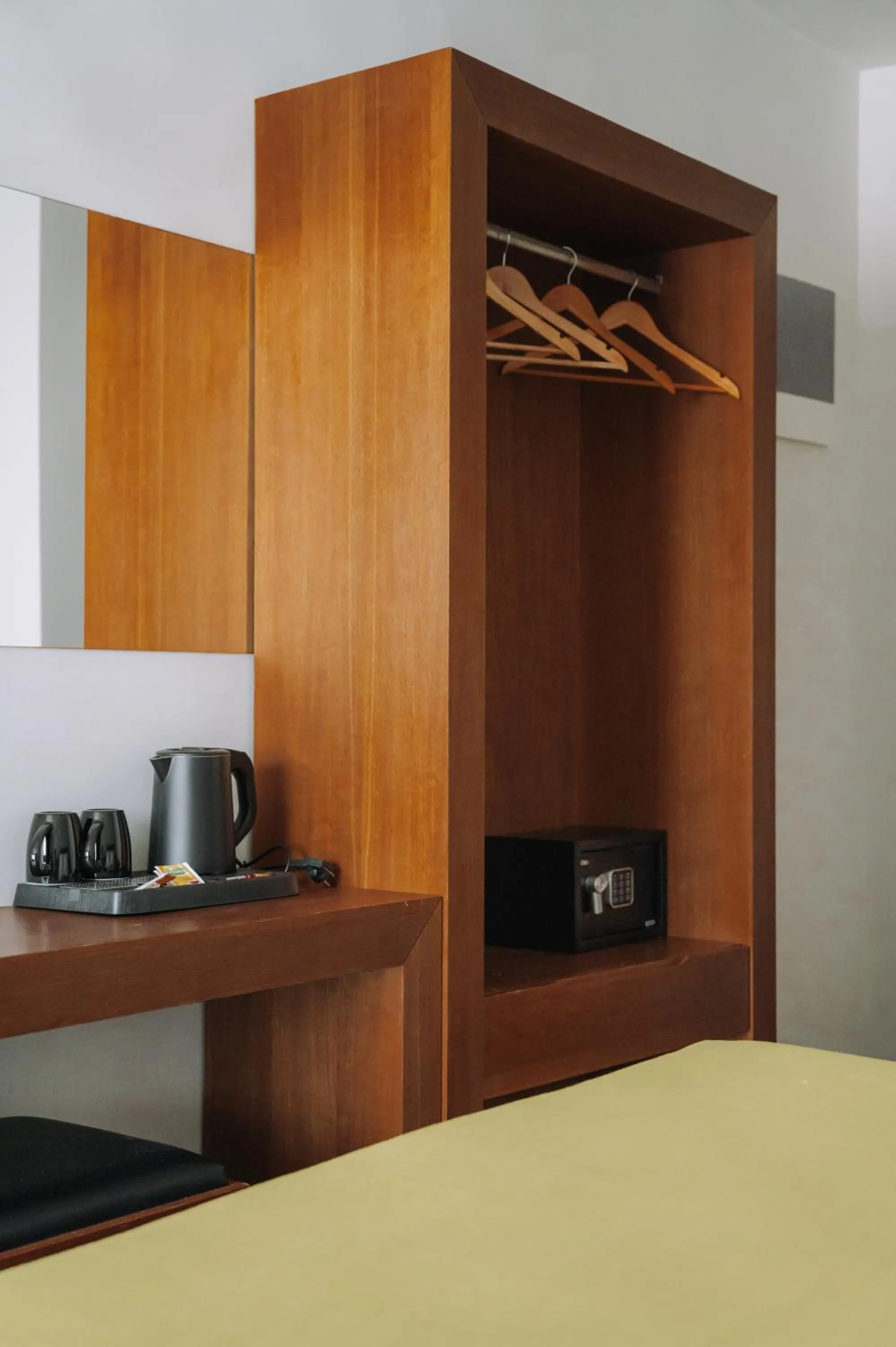 Coffee/tea facilities in Amphitryon City Hotel