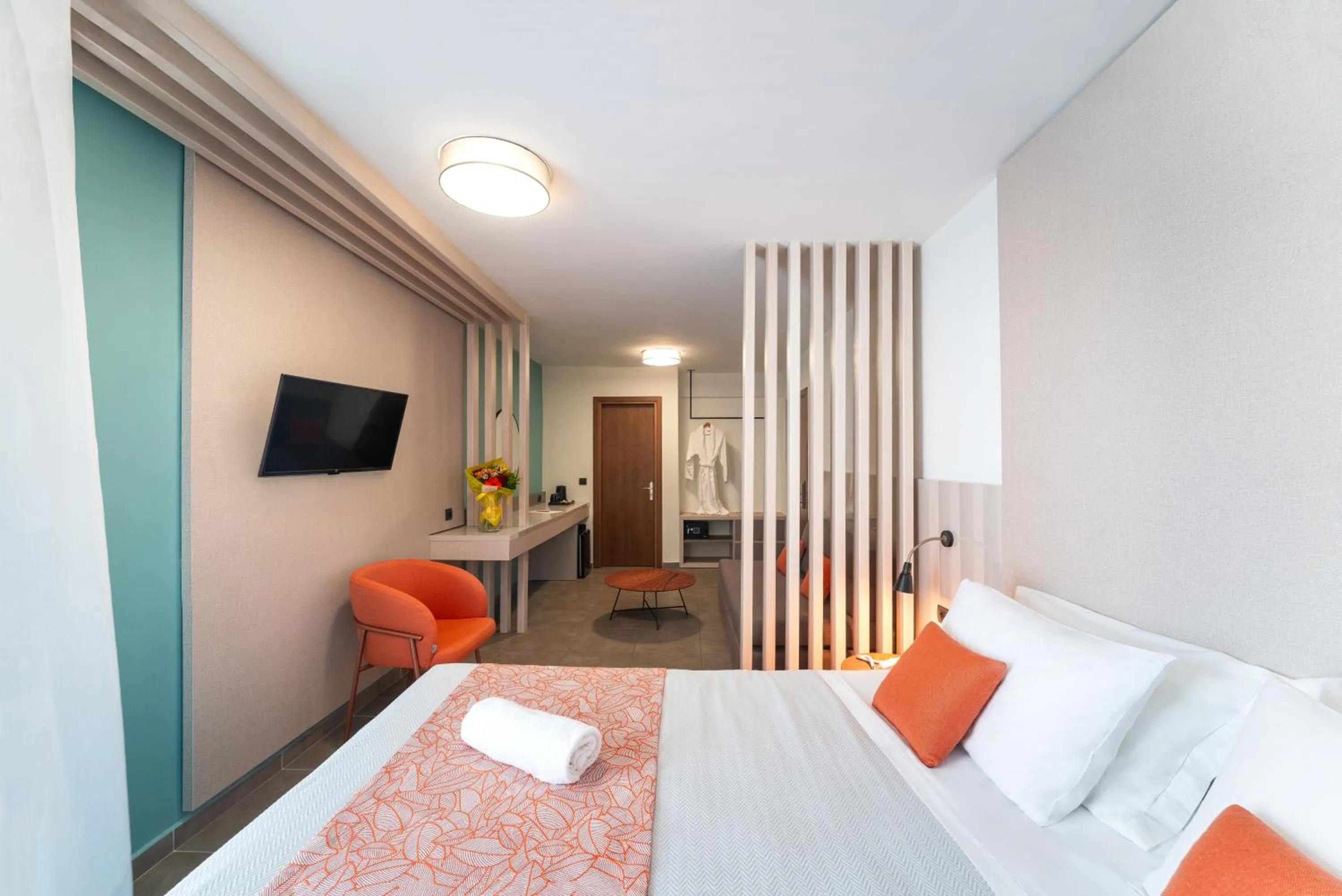 Photo of the whole room, Bed in Amphitryon City Hotel