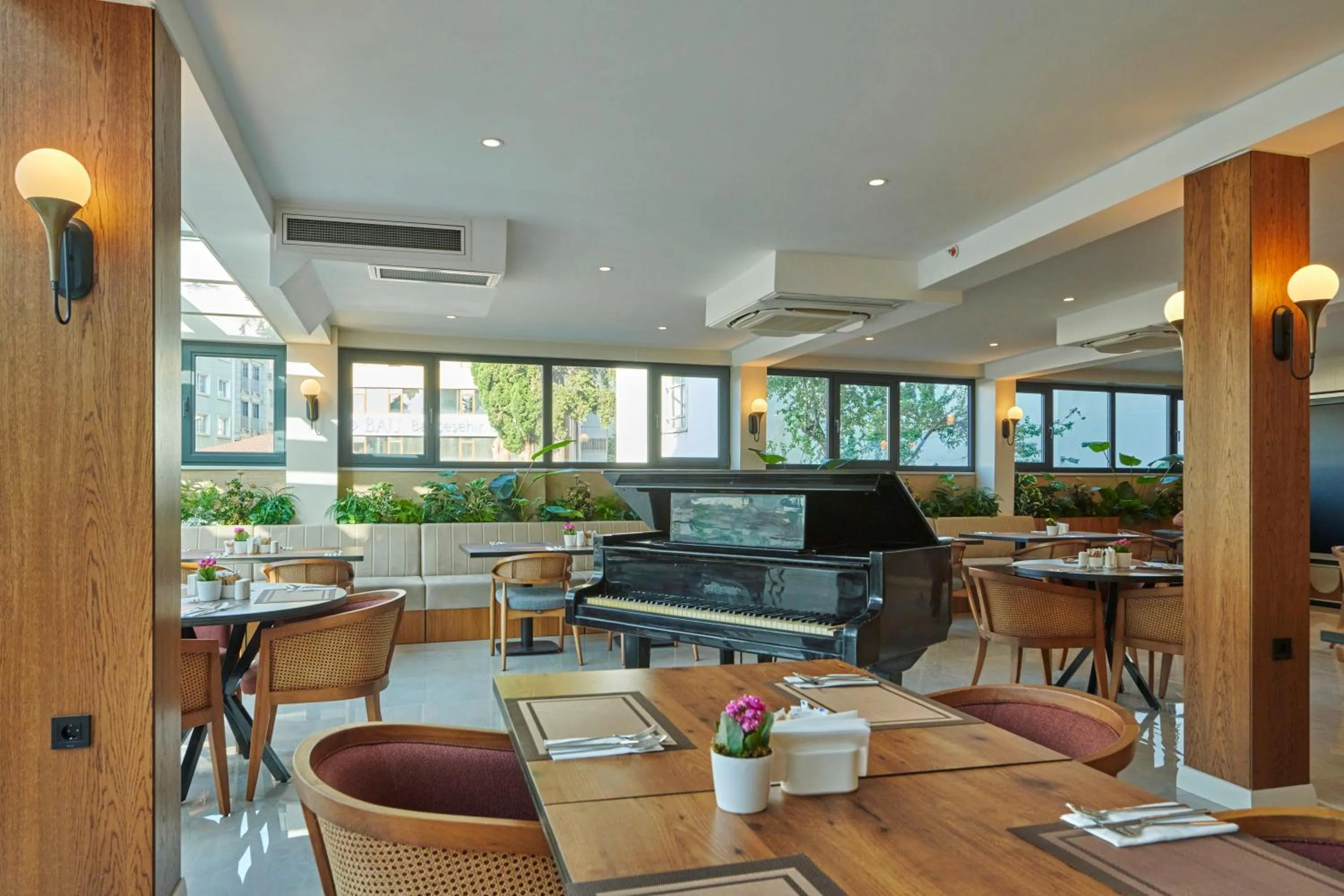 Restaurant/places to eat in Çırağan Hotel Bosphorus