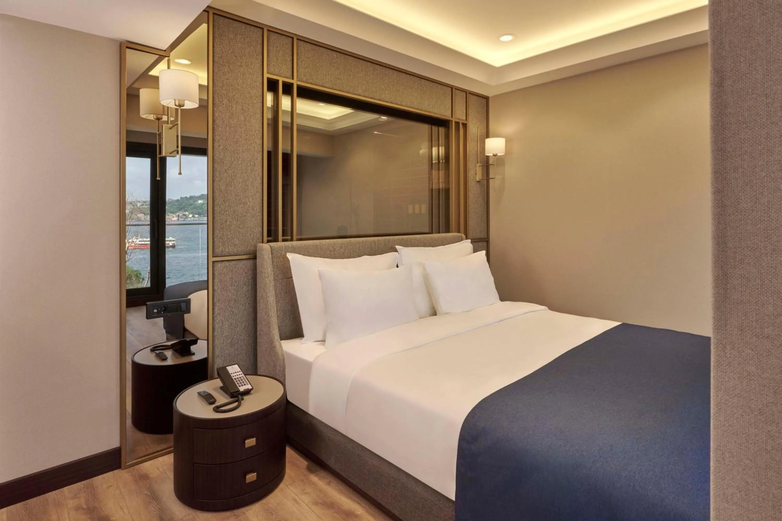 Photo of the whole room, Bed in Çırağan Hotel Bosphorus