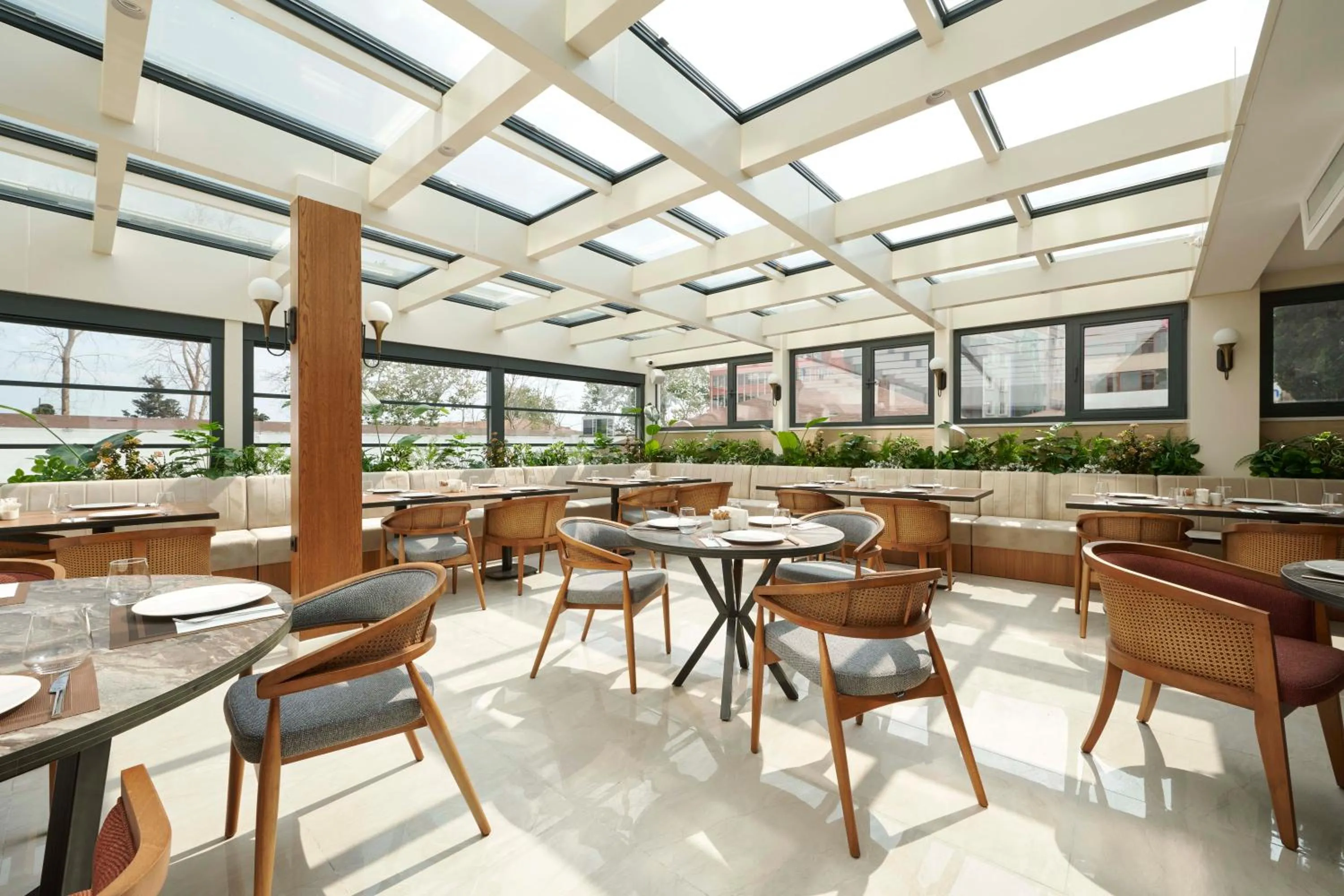 Restaurant/places to eat in Çırağan Hotel Bosphorus