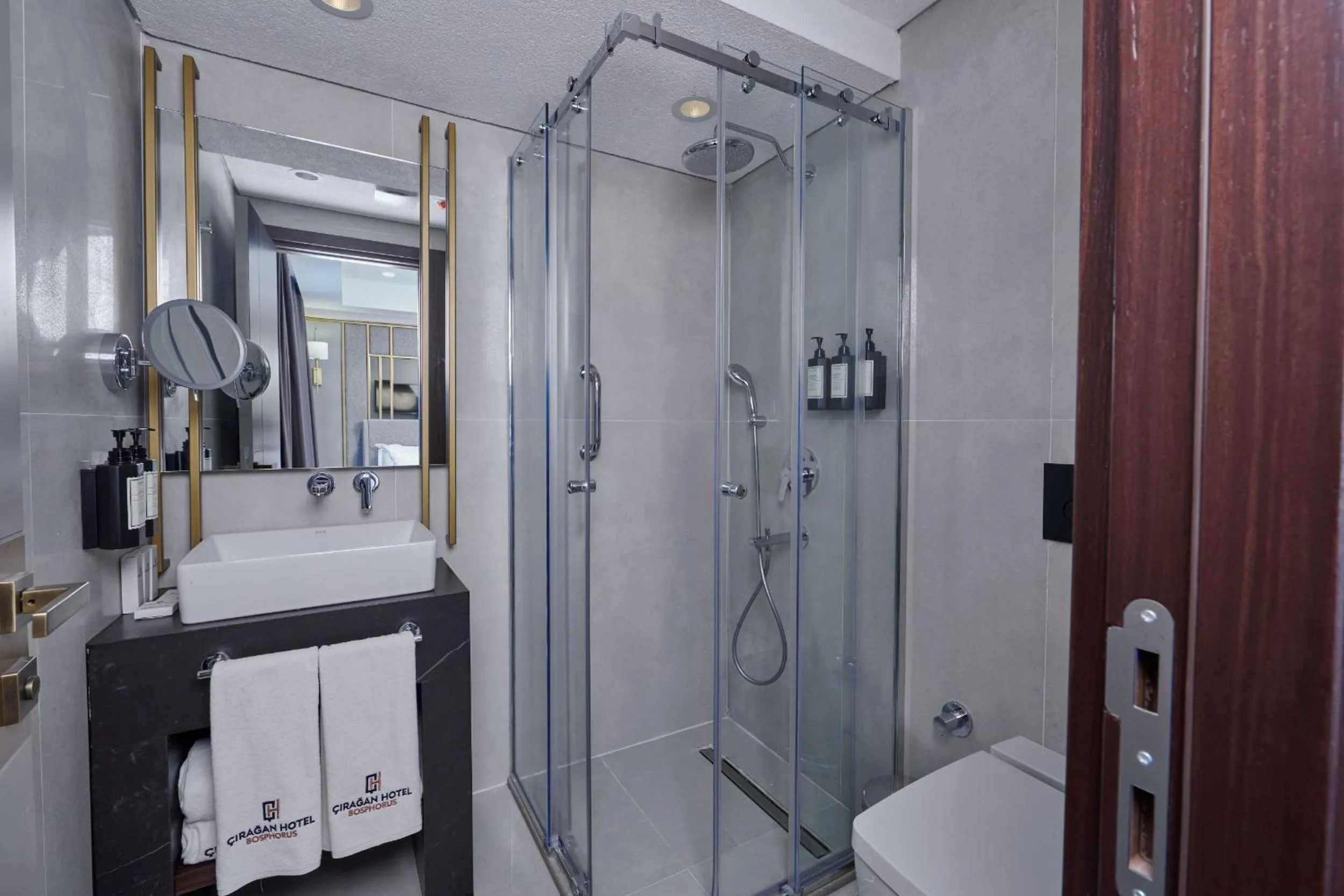 Bathroom in Çırağan Hotel Bosphorus