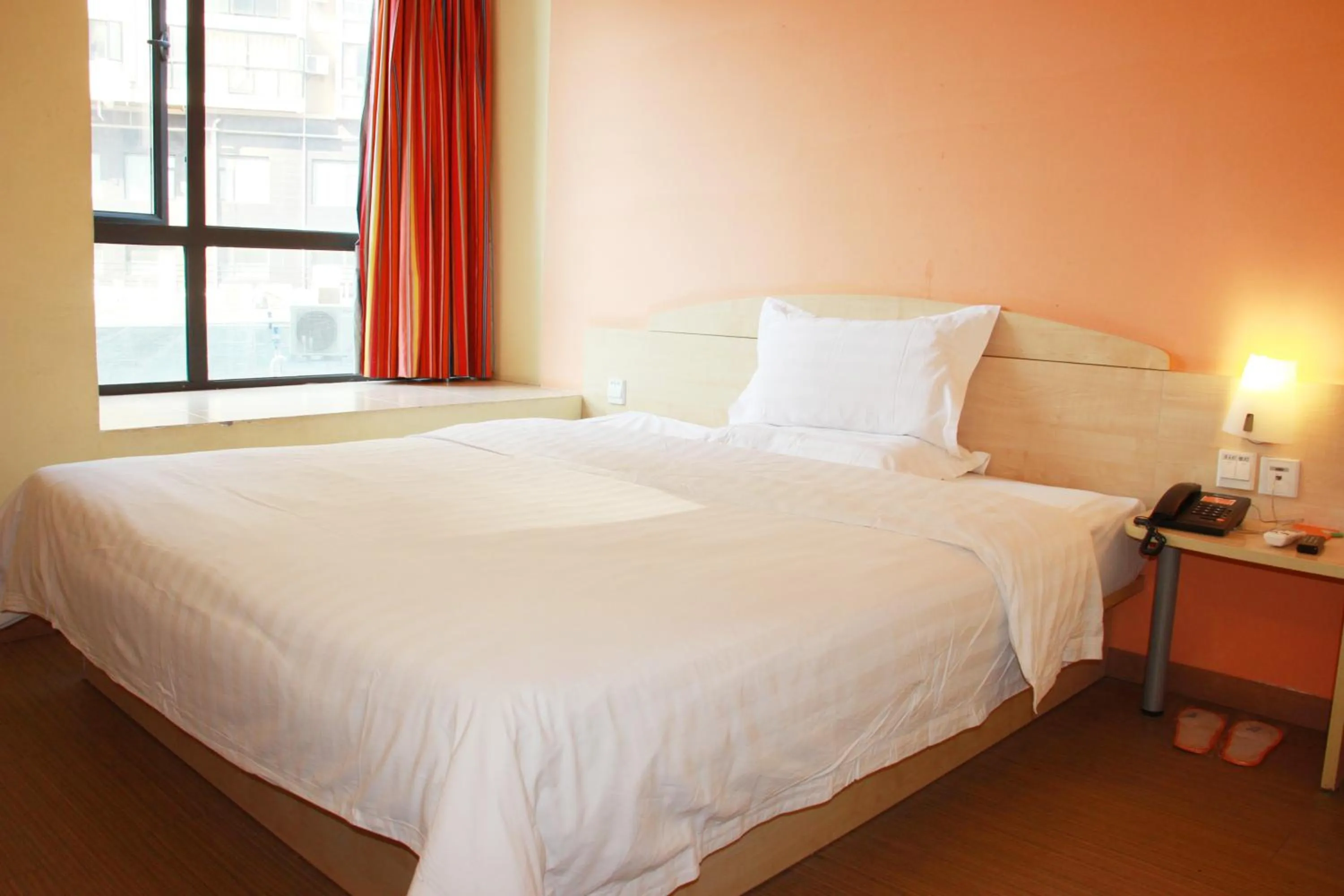 Bed in 7Days Inn Huquan Street Yangjiawan Subway Station