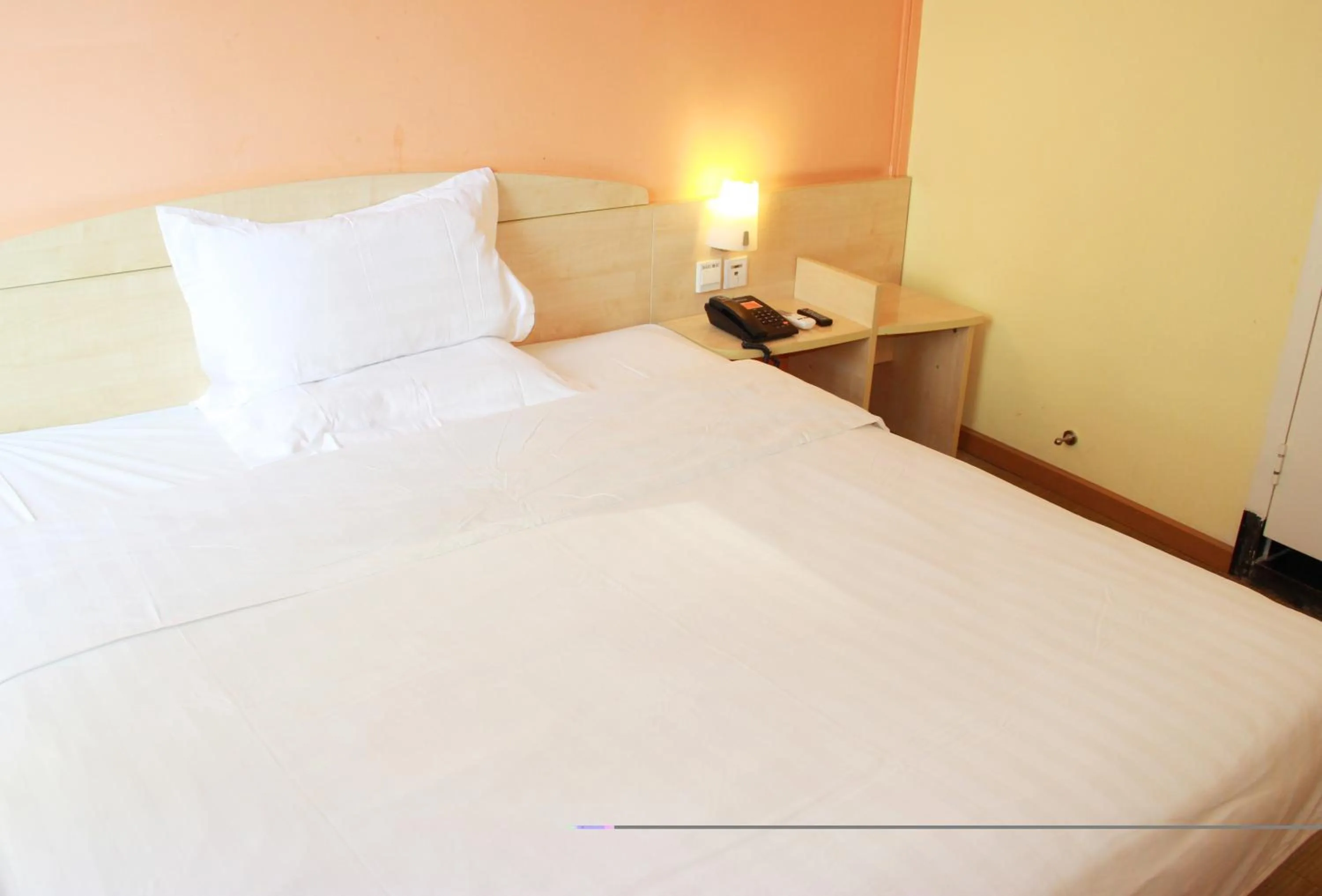 Bed in 7Days Inn Huquan Street Yangjiawan Subway Station