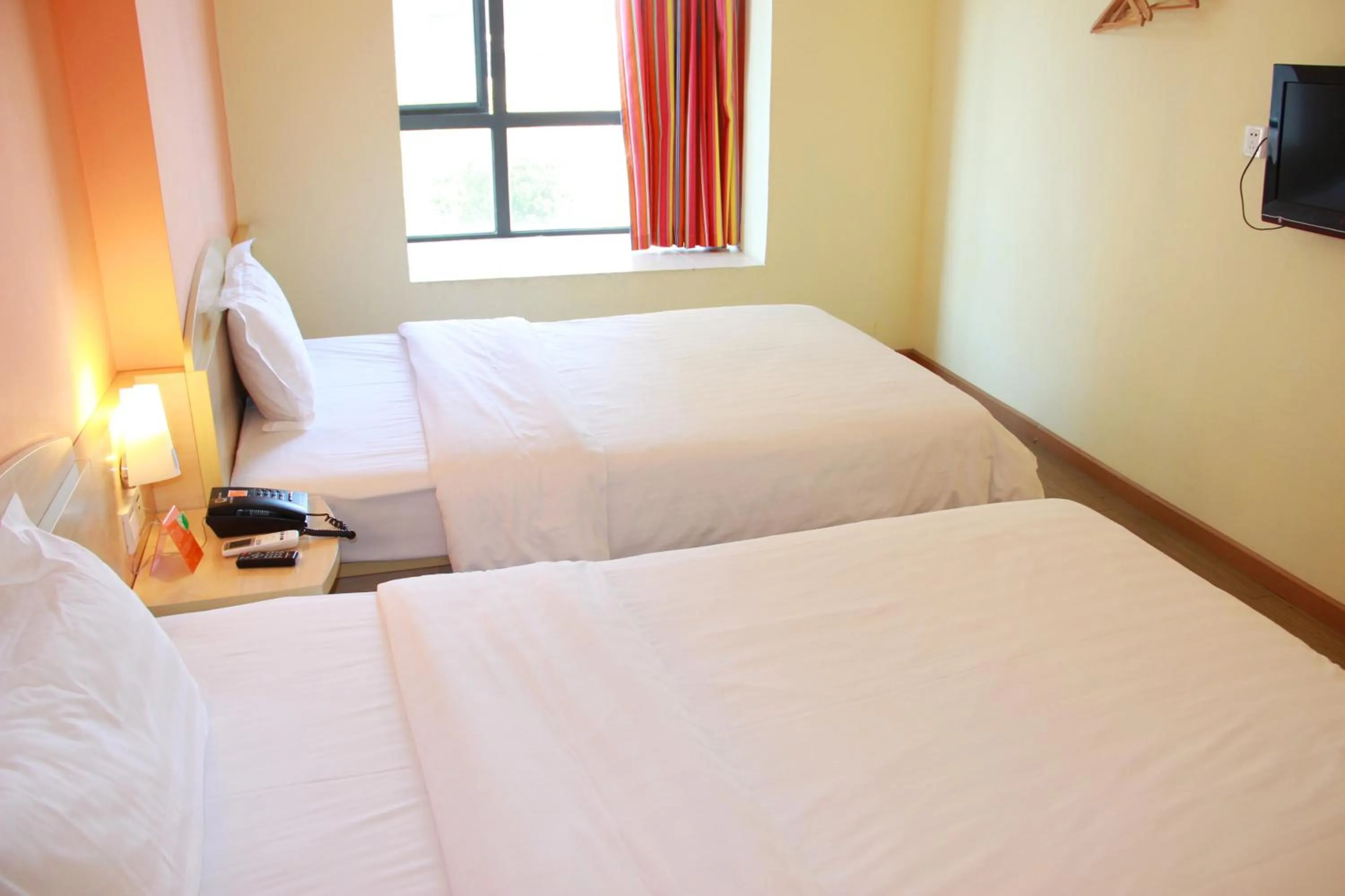 Bed in 7Days Inn Huquan Street Yangjiawan Subway Station