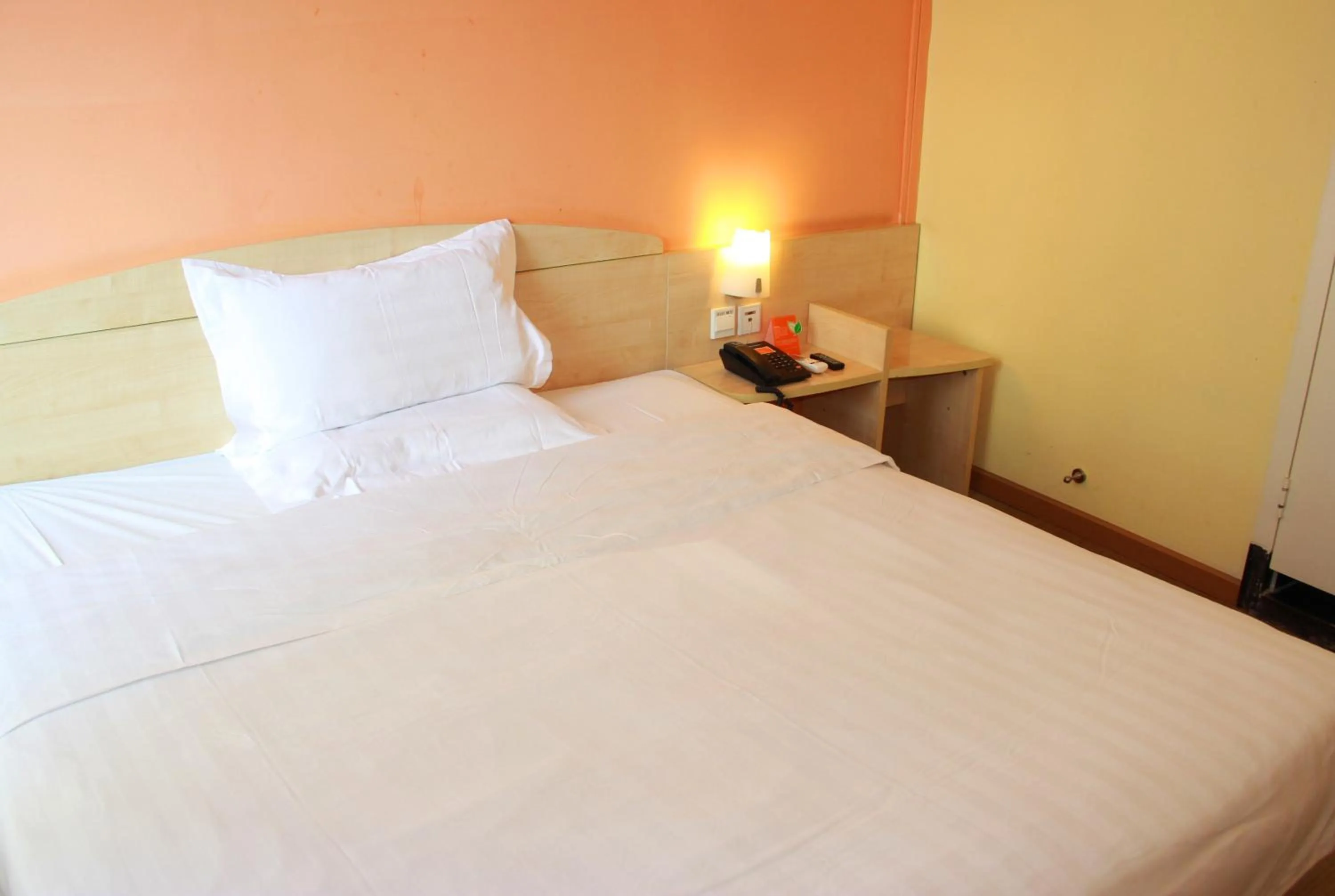 Bed in 7Days Inn Huquan Street Yangjiawan Subway Station