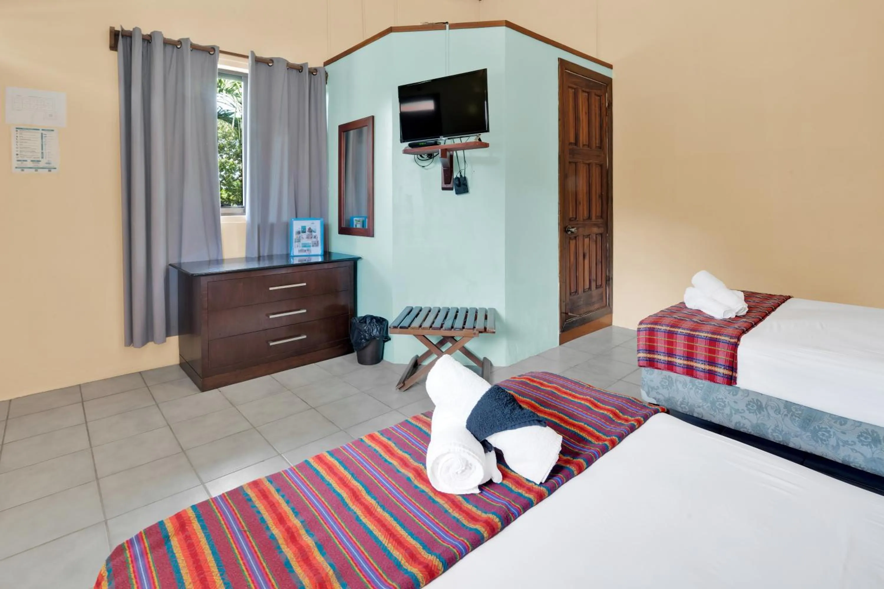 Photo of the whole room, Bed in Drift Inn Cayo