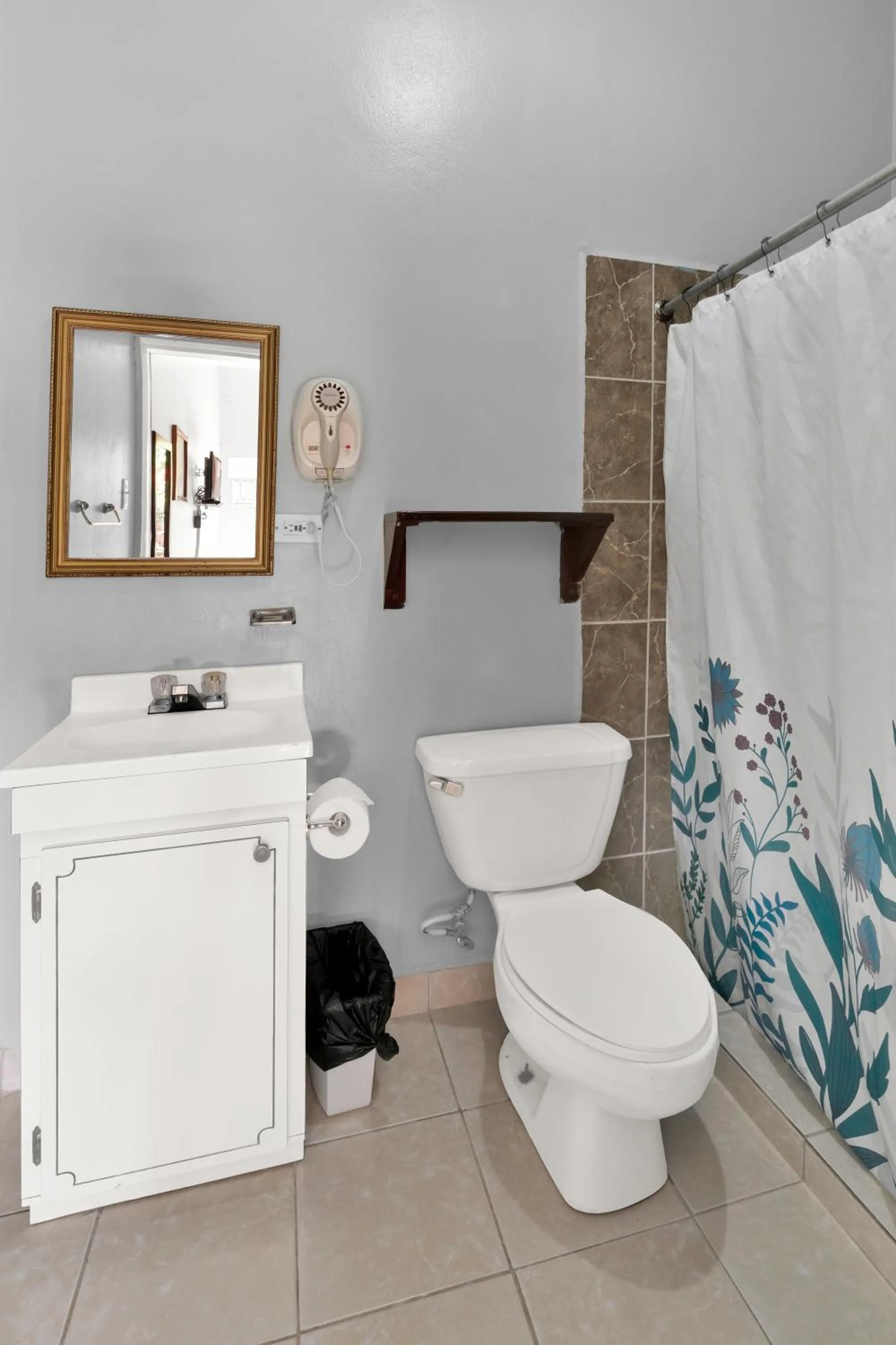 Bathroom in Drift Inn Cayo