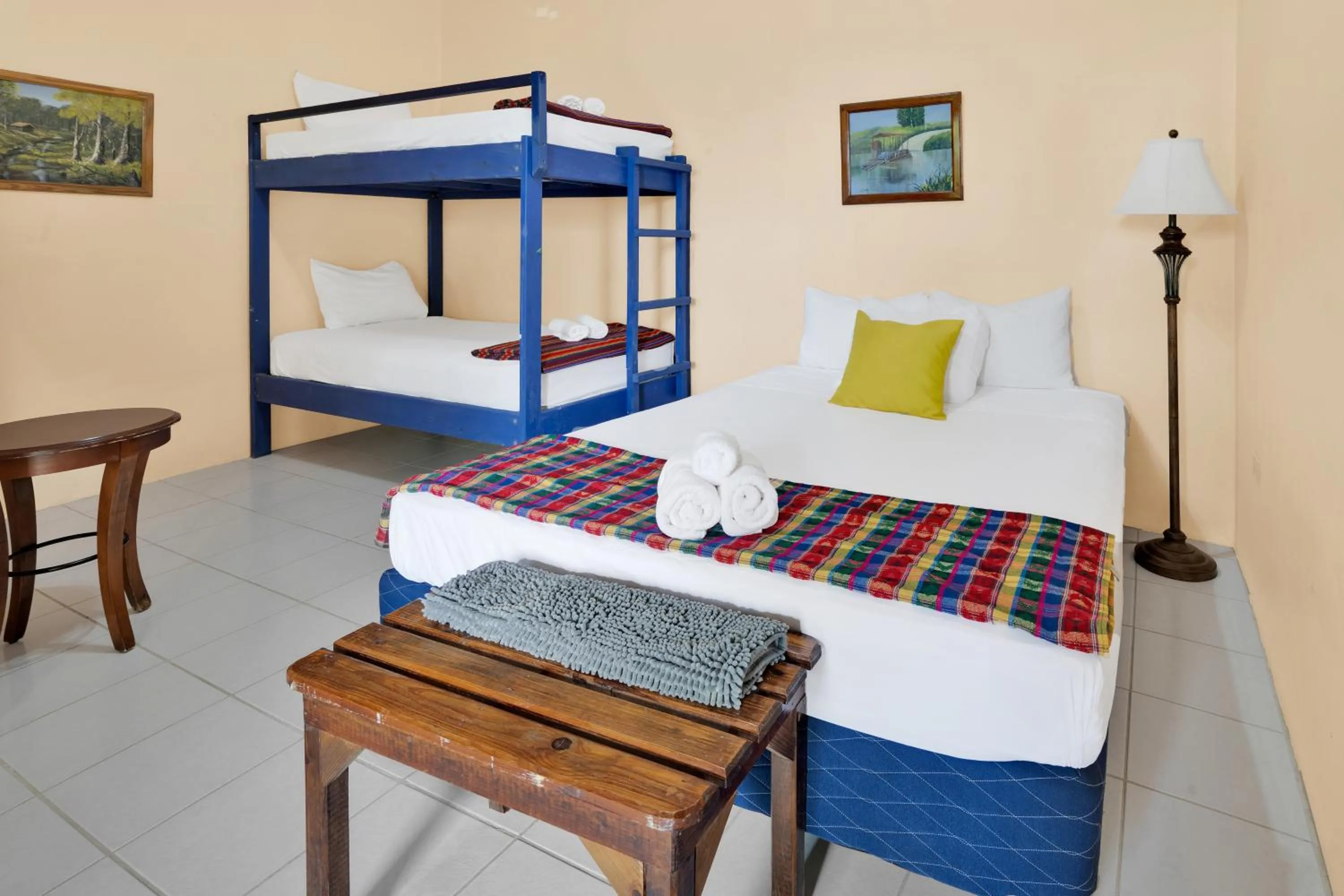Bed in Drift Inn Cayo