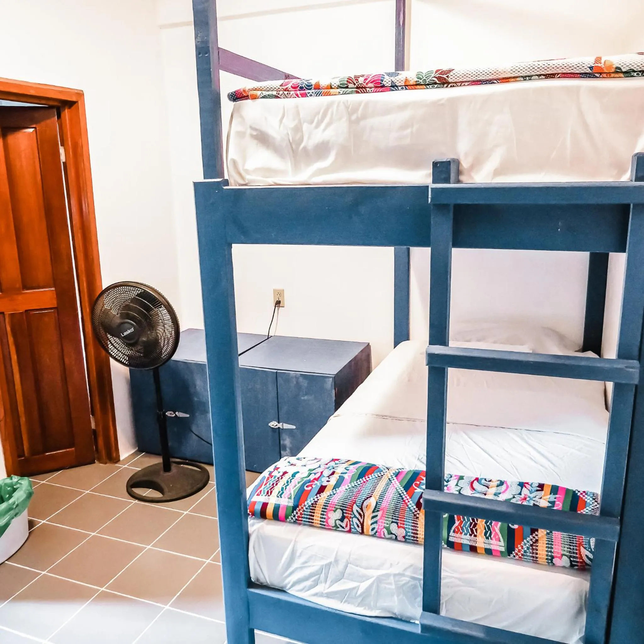 Photo of the whole room, Bed in Drift Inn Cayo