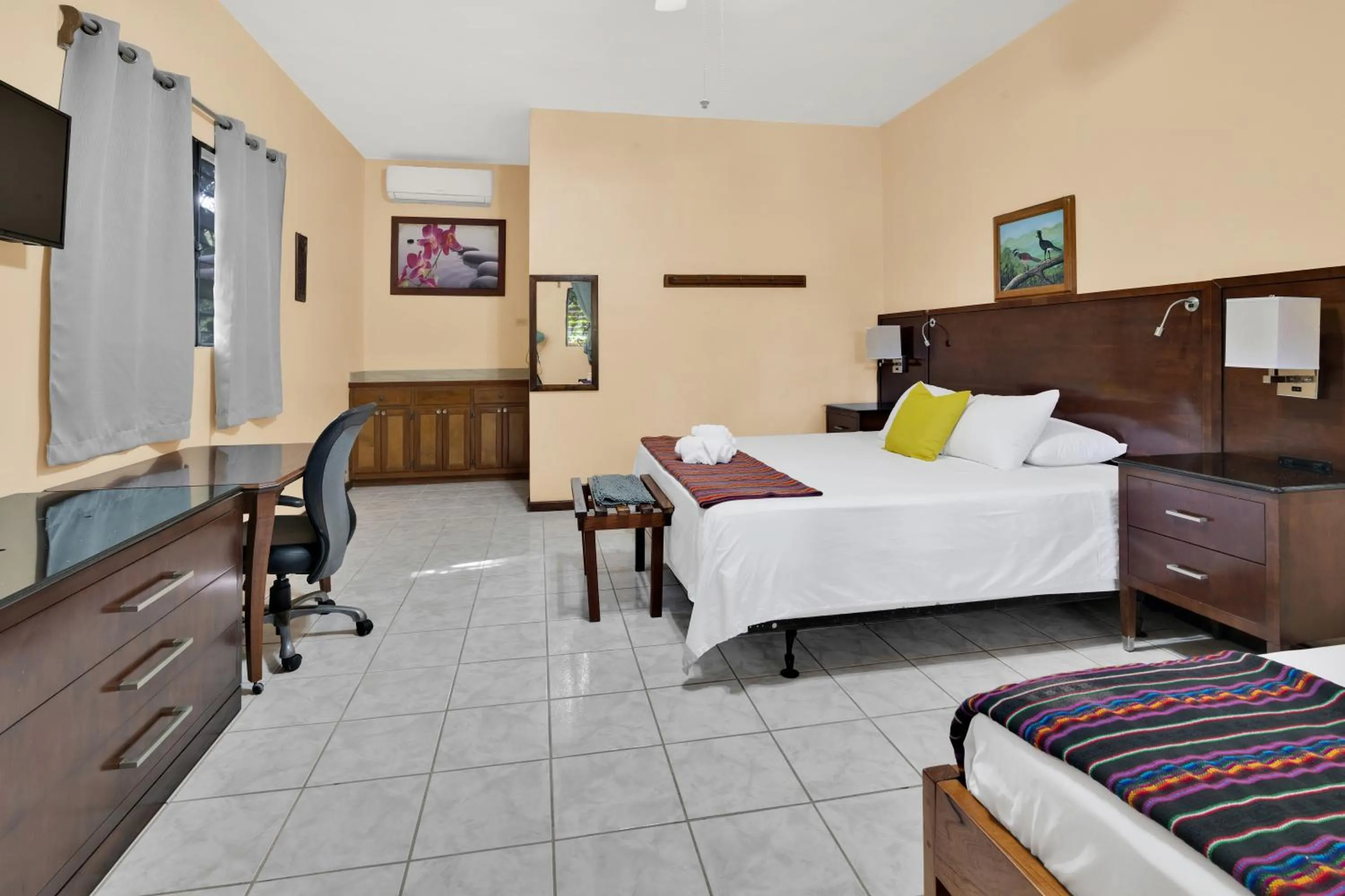 Photo of the whole room, Bed in Drift Inn Cayo