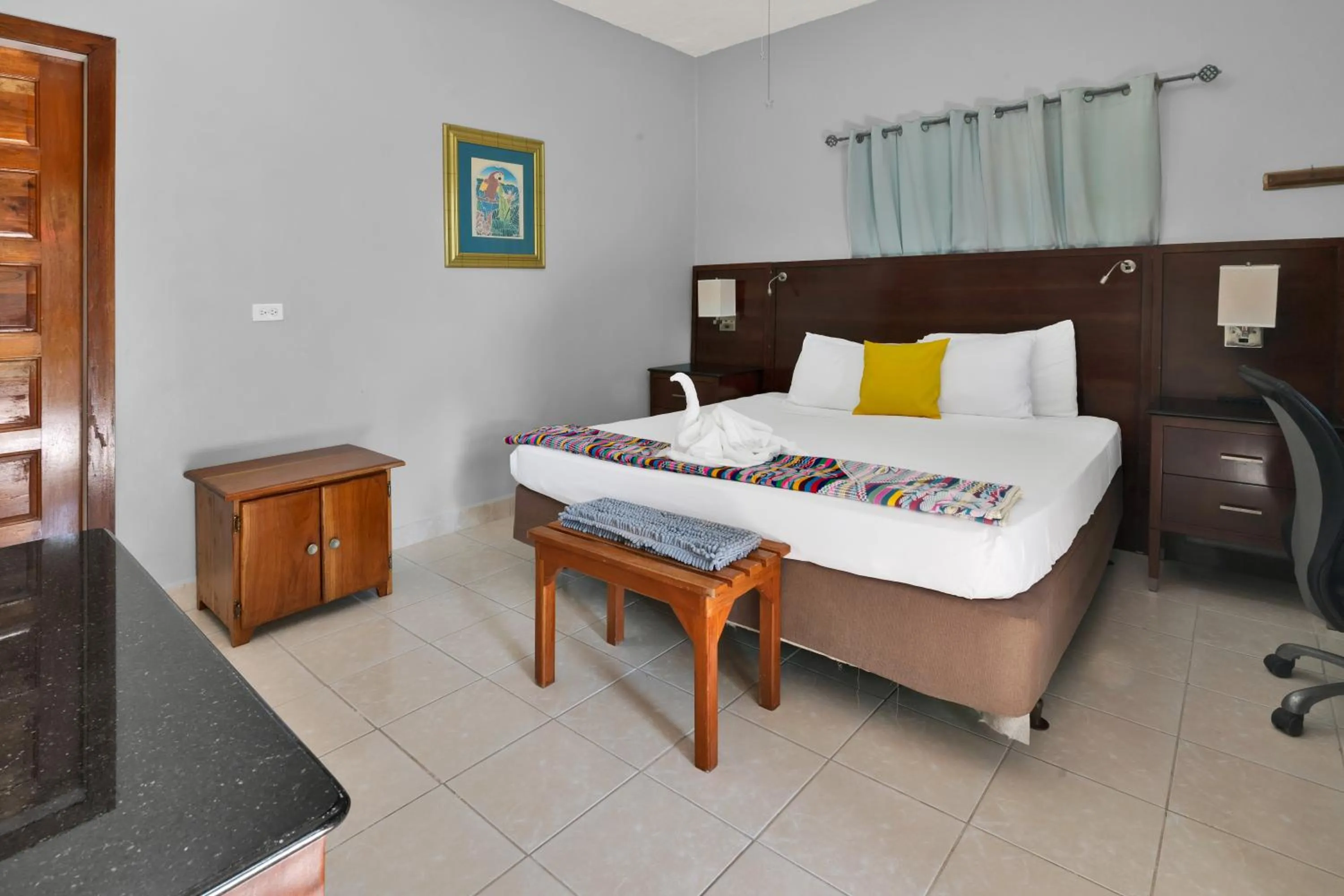 Photo of the whole room, Bed in Drift Inn Cayo