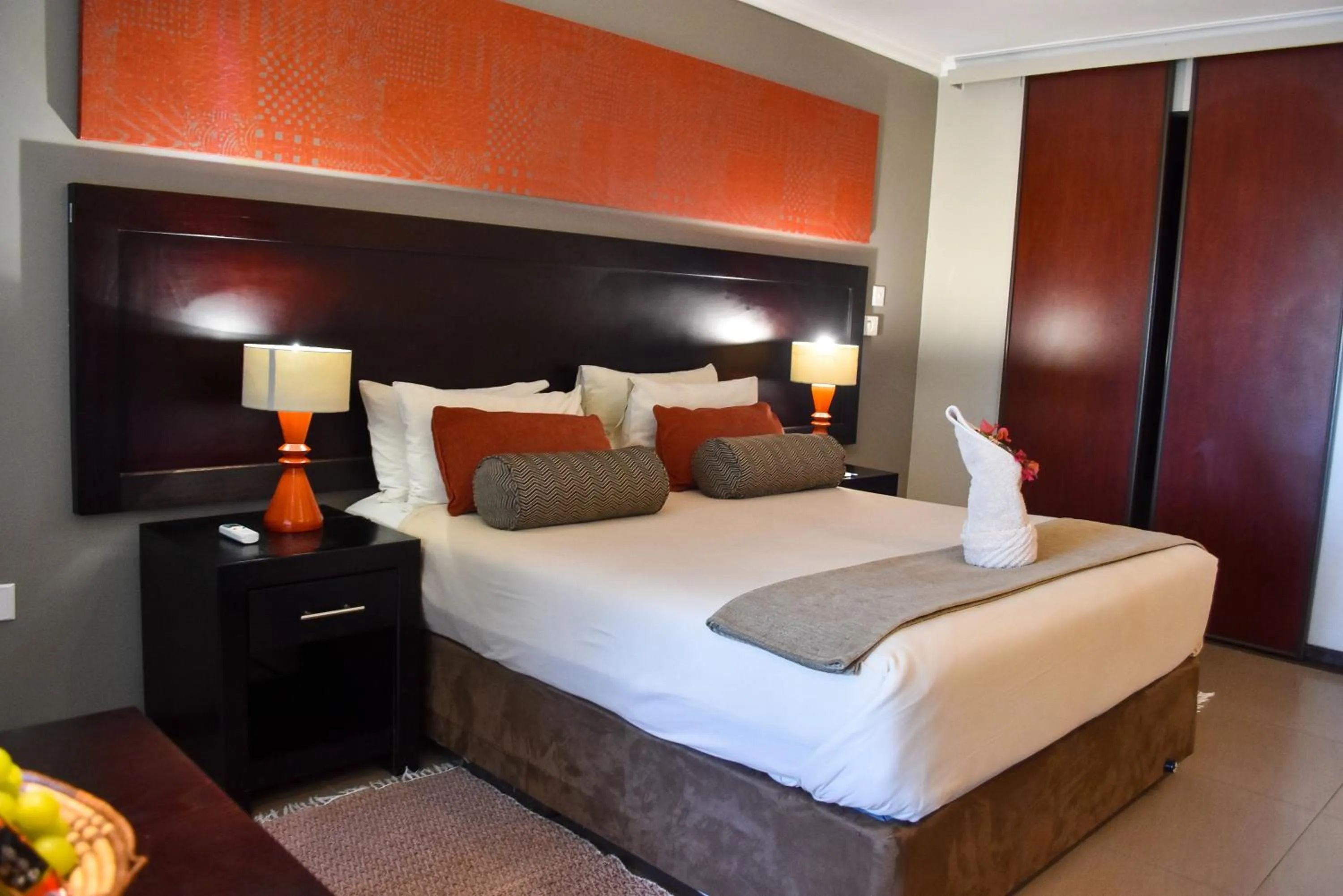 Bedroom, Bed in Cresta Riley's Hotel