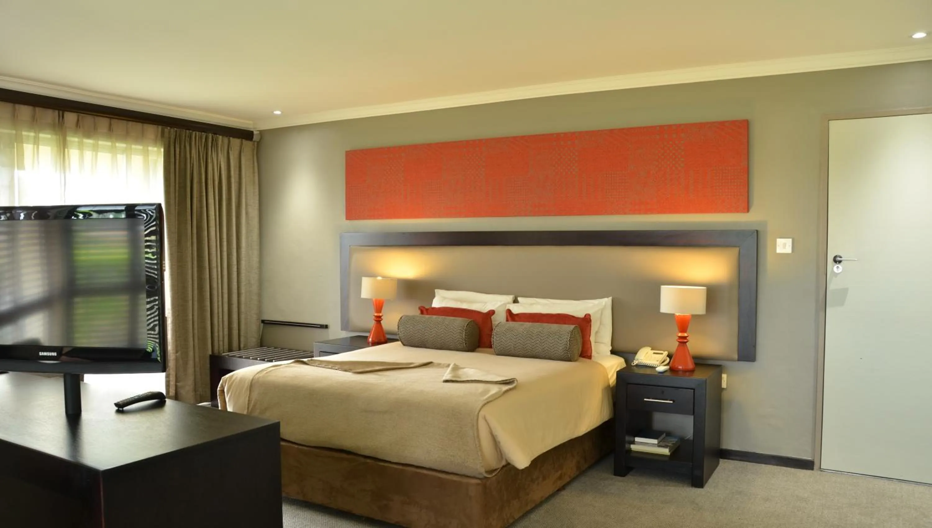 Bedroom, Bed in Cresta Riley's Hotel