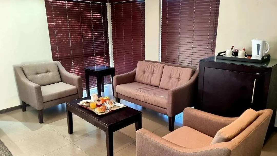 Coffee/tea facilities in Cresta Riley's Hotel