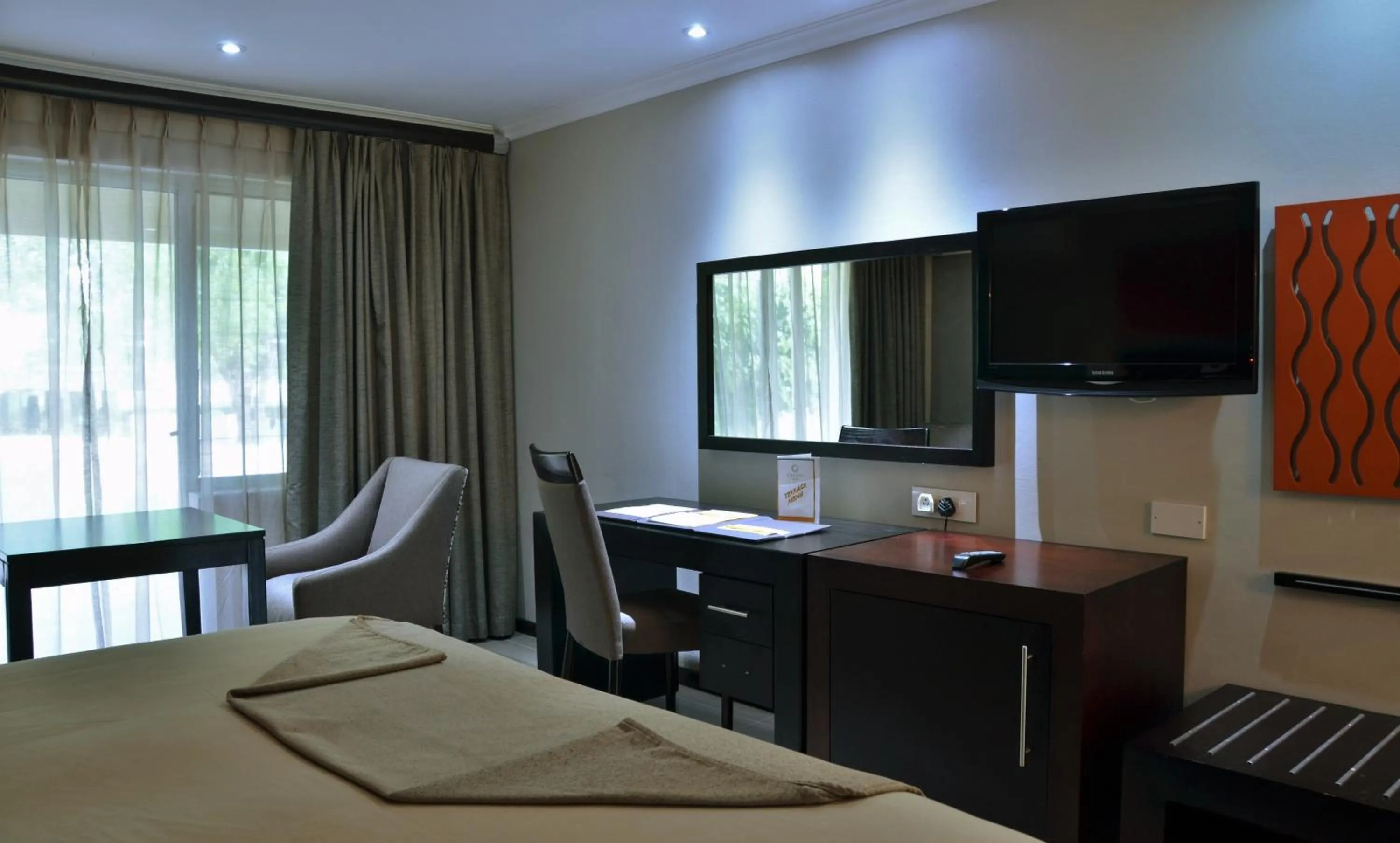 Bedroom, Bed in Cresta Riley's Hotel