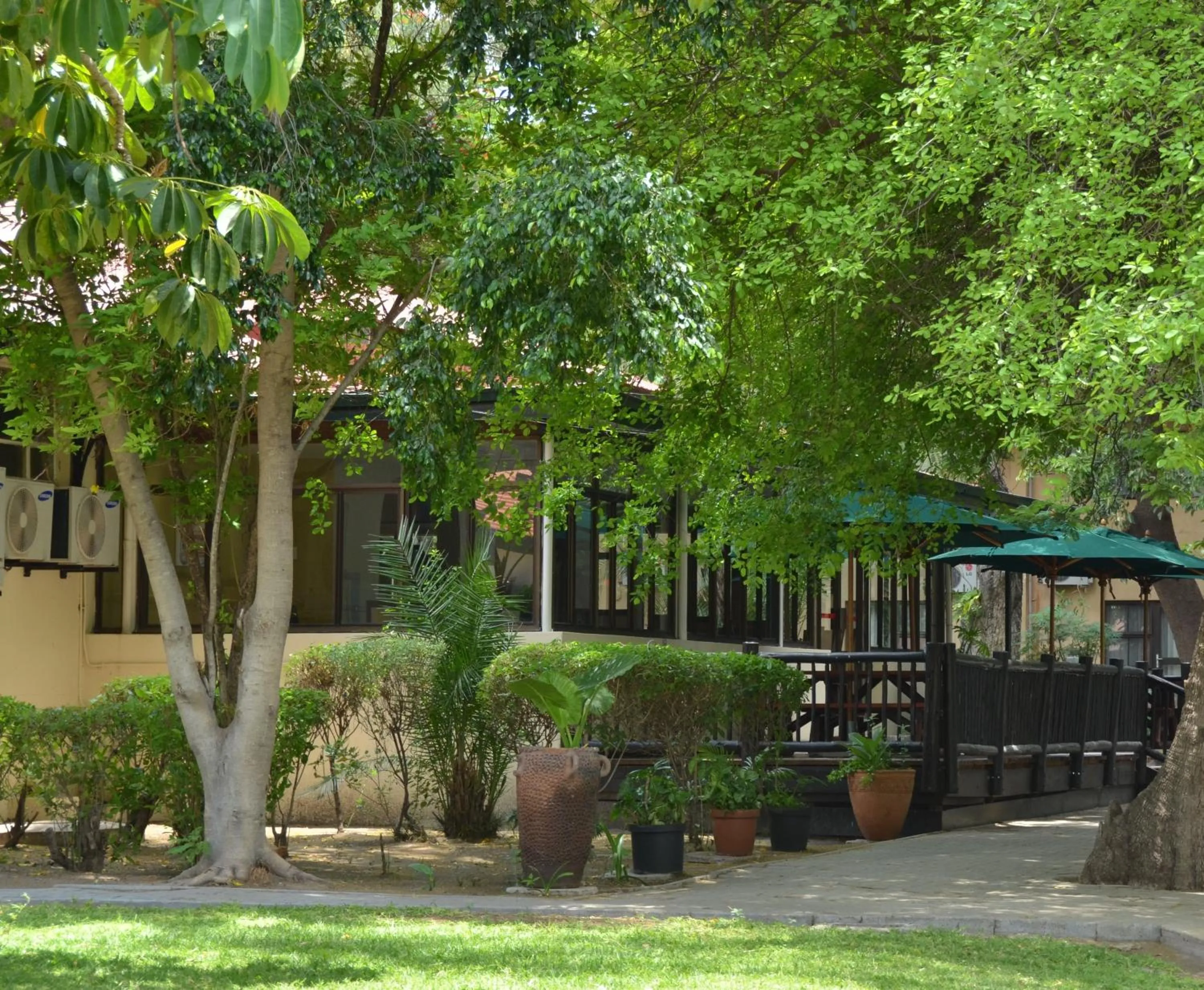 Restaurant/places to eat in Cresta Riley's Hotel