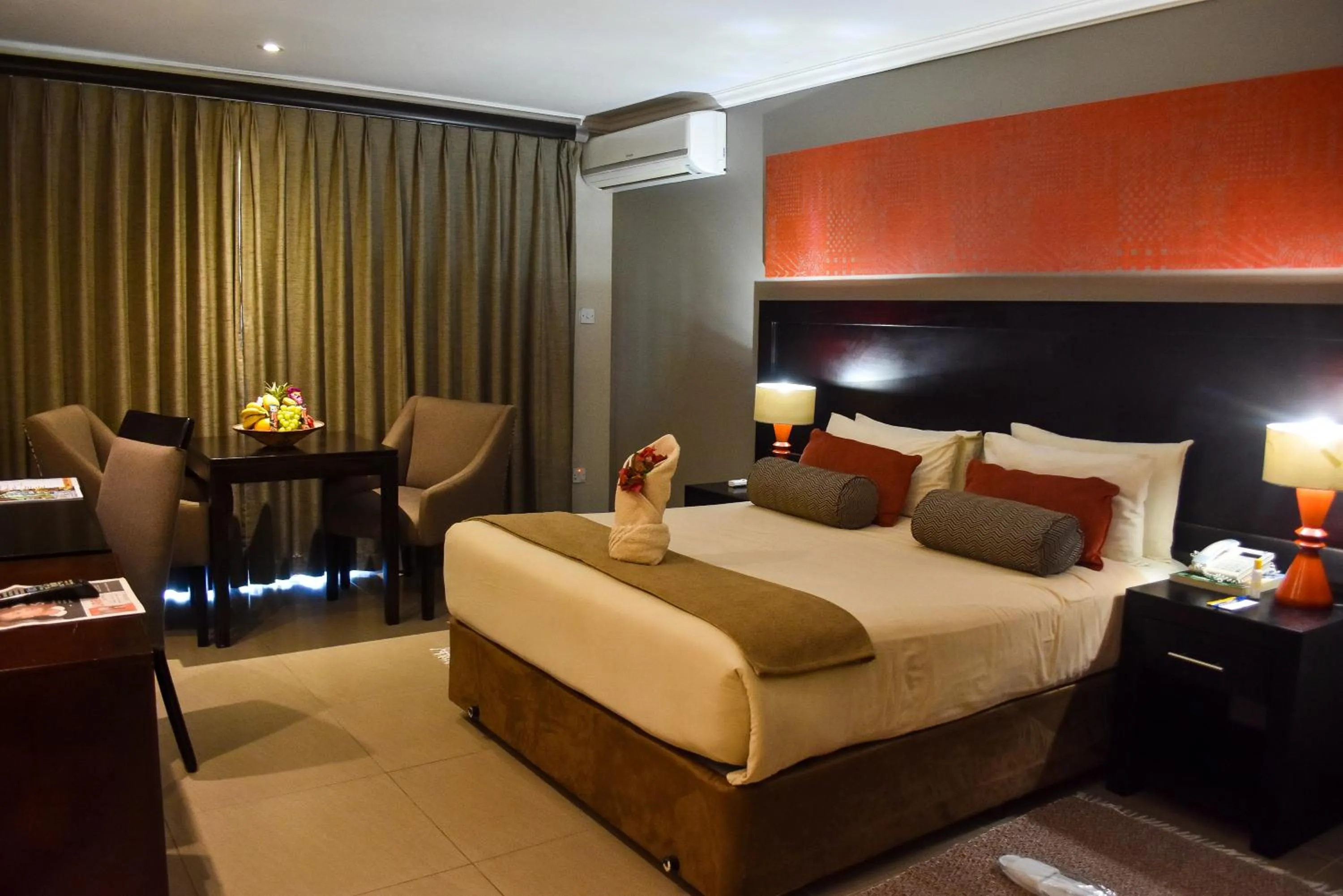 Bedroom, Bed in Cresta Riley's Hotel