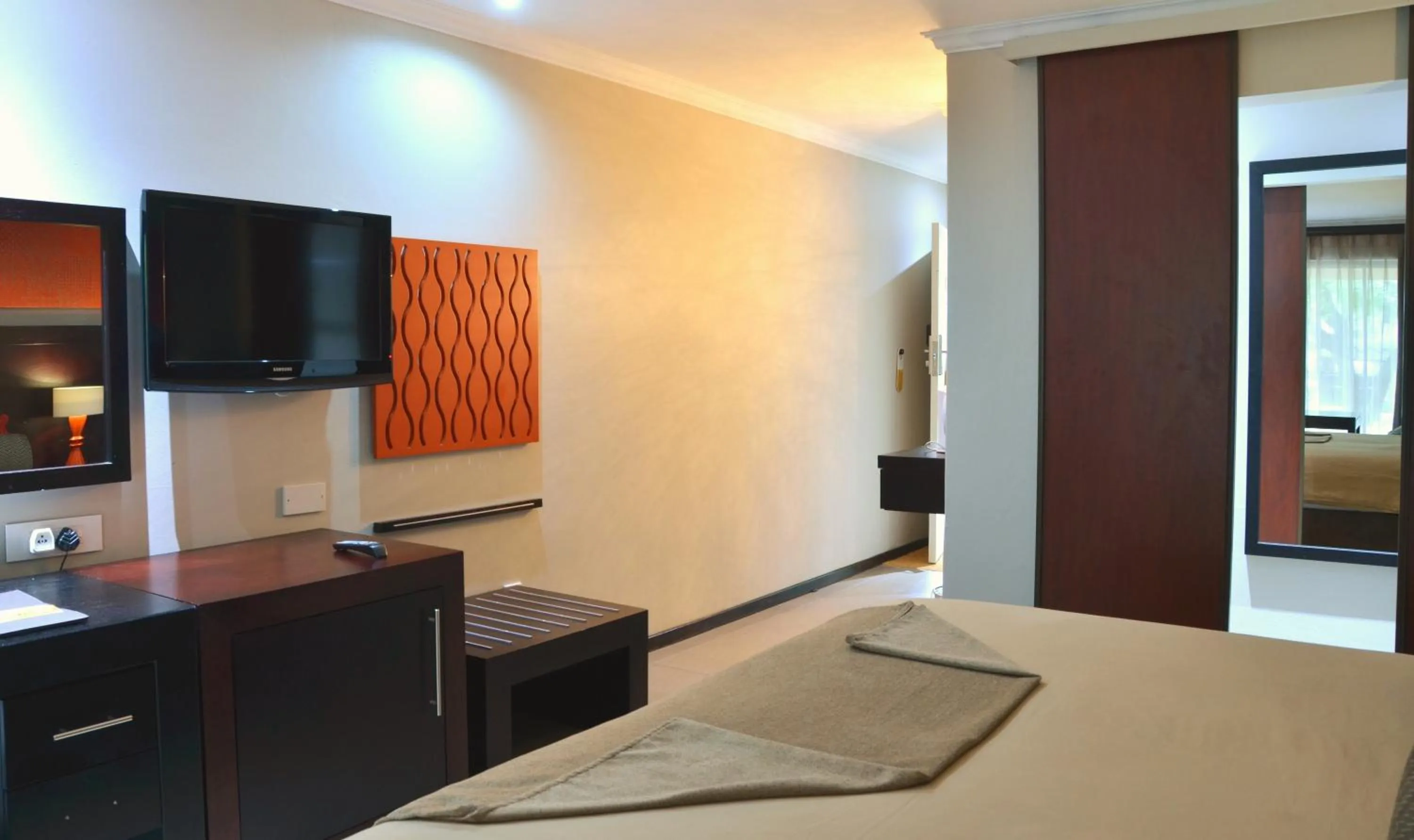 Bedroom, Bed in Cresta Riley's Hotel