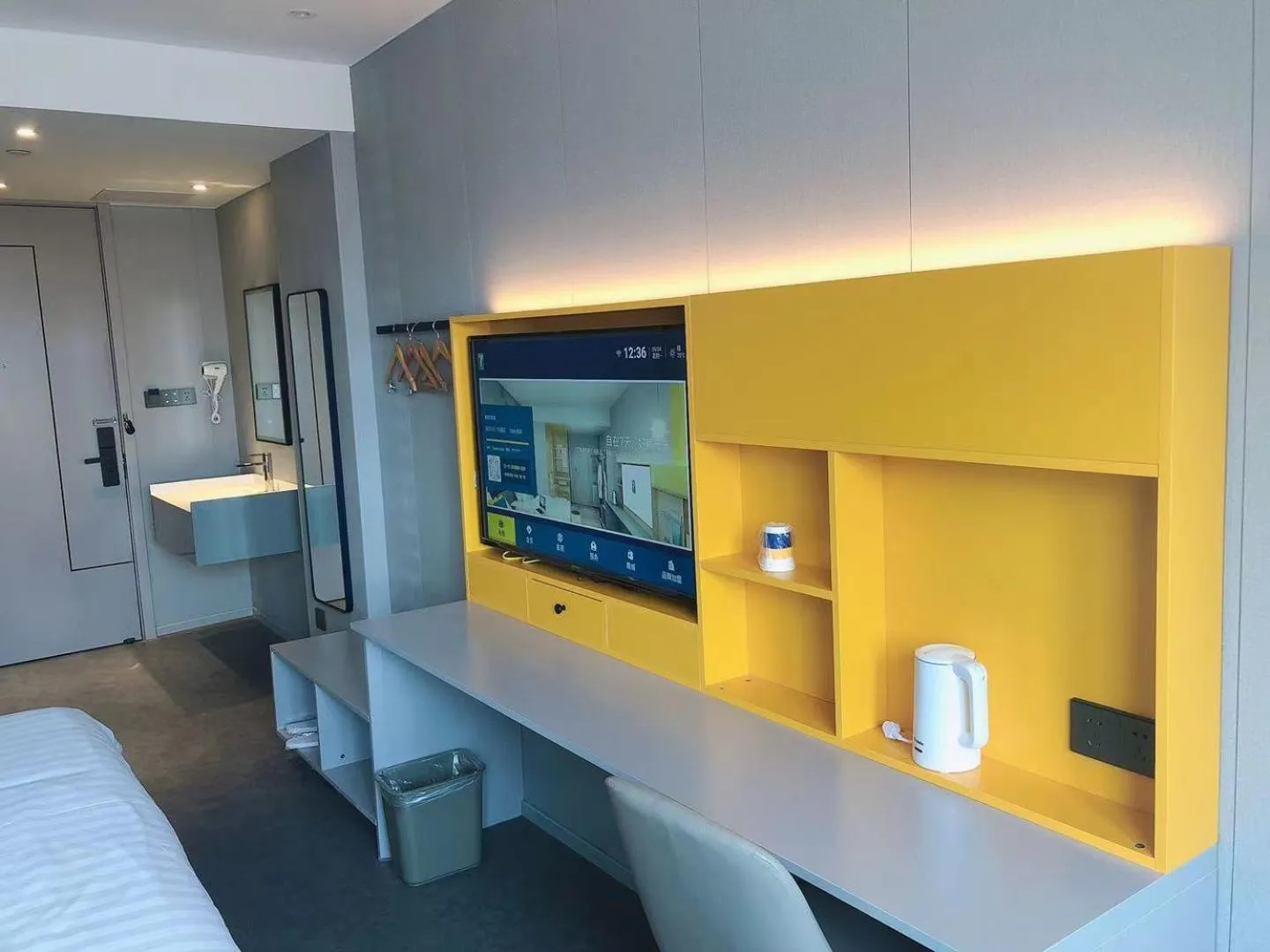 TV/Entertainment Center in 7Days Inn Shanghai Yichuan Road