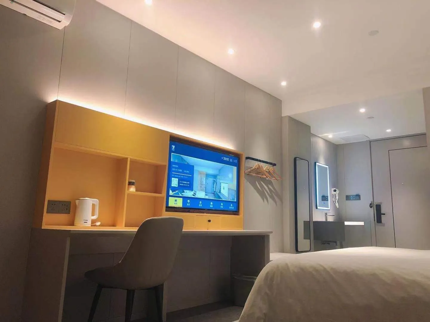 TV/Entertainment Center in 7Days Inn Shanghai Yichuan Road