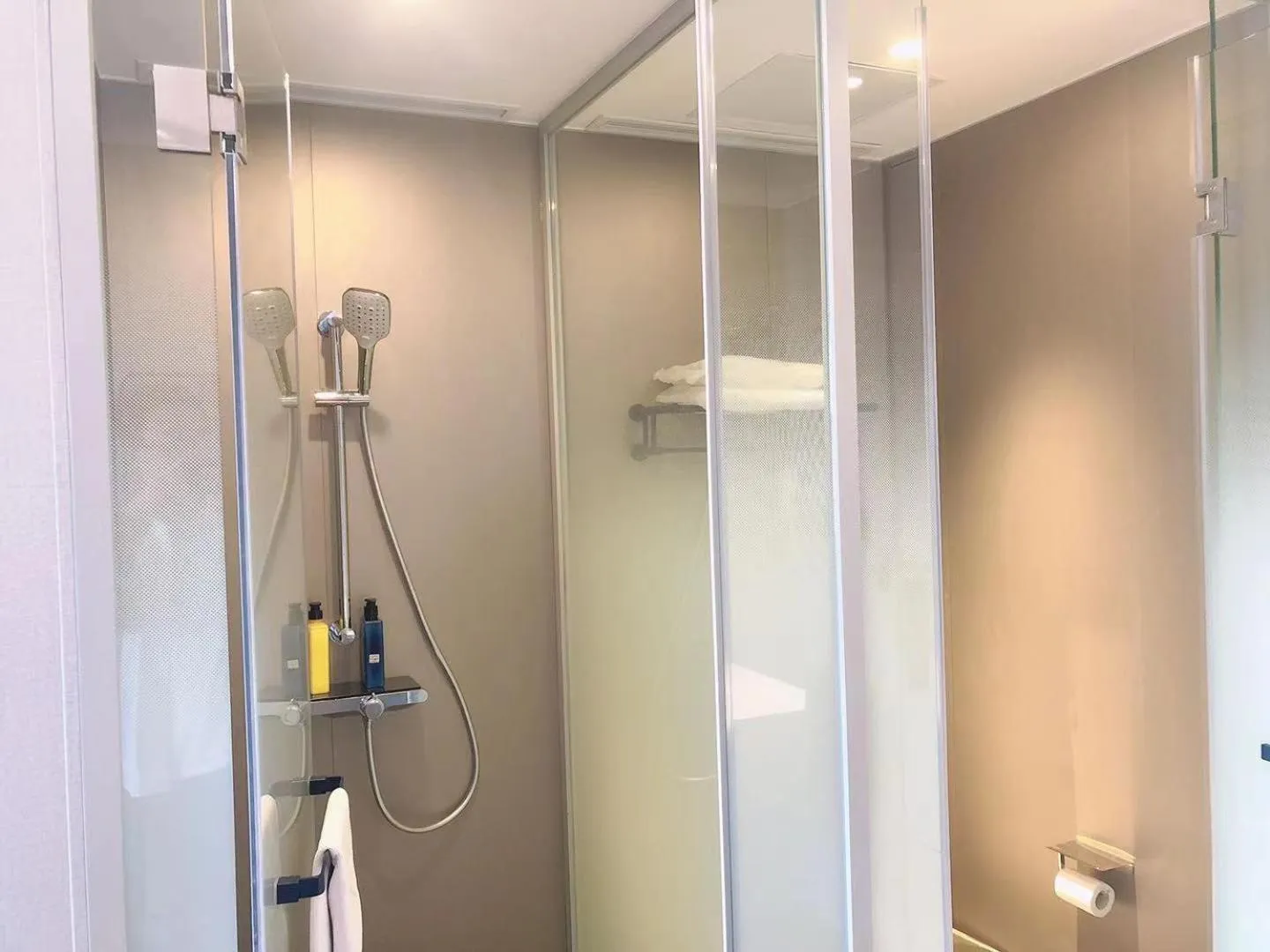Bathroom in 7Days Inn Shanghai Yichuan Road
