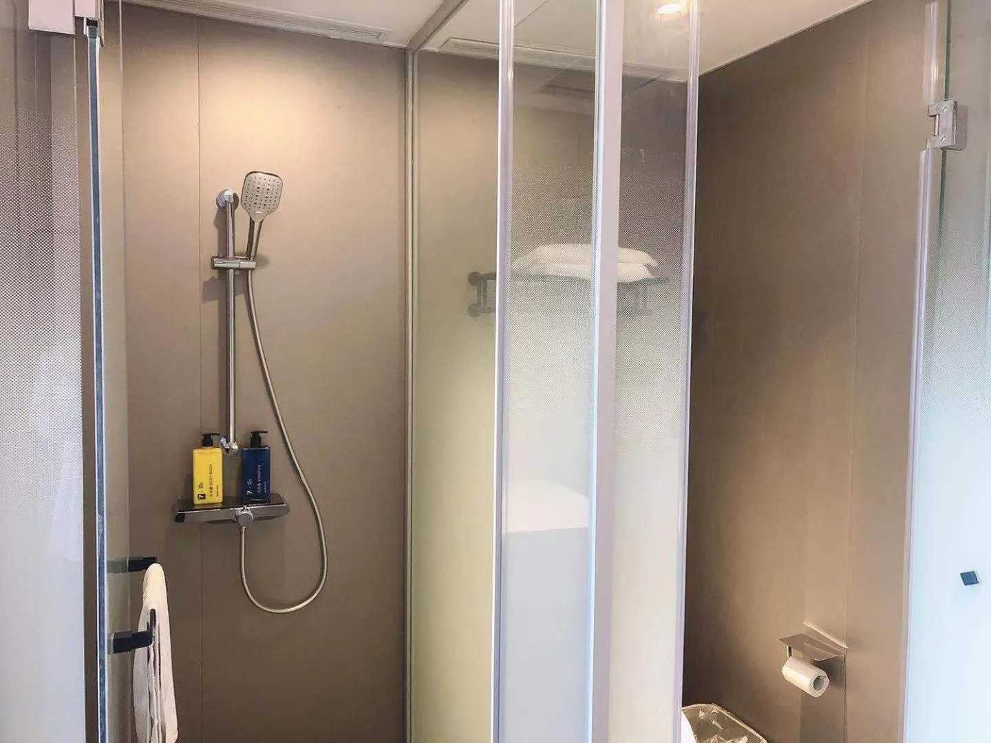 Bathroom in 7Days Inn Shanghai Yichuan Road