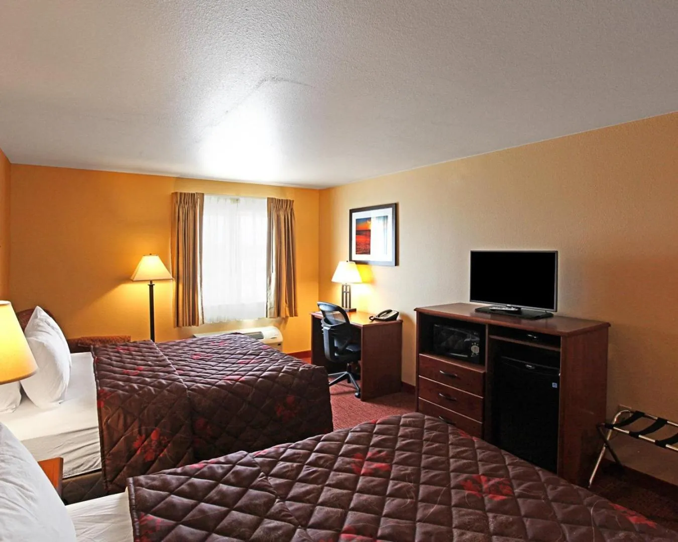 Photo of the whole room, TV/Entertainment Center in Rodeway Inn & Suites Phillipsburg