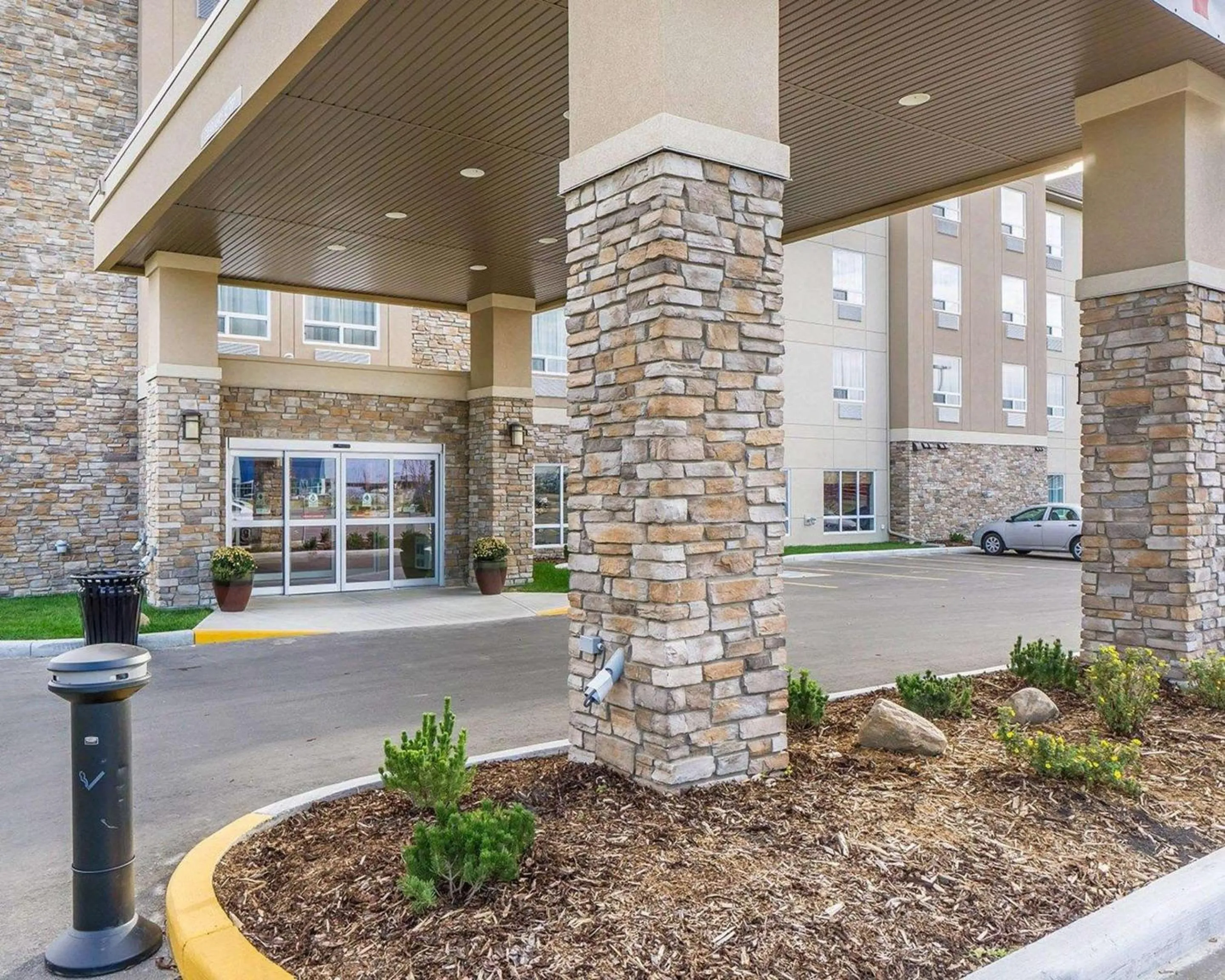 Property building in Comfort Inn & Suites Edmonton International Airport