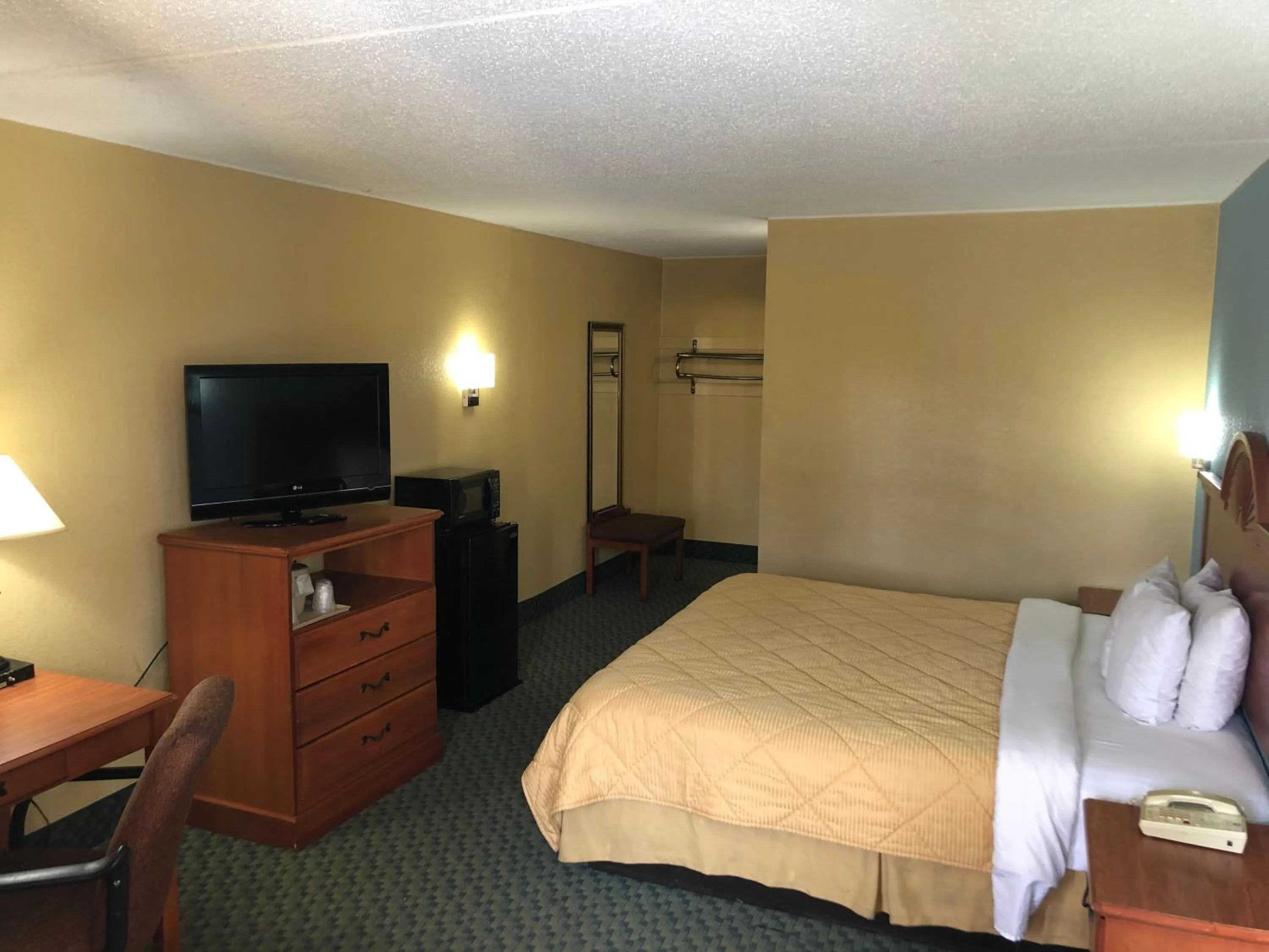 Bedroom, Bed in Rodeway Inn Joint Base Andrews Area